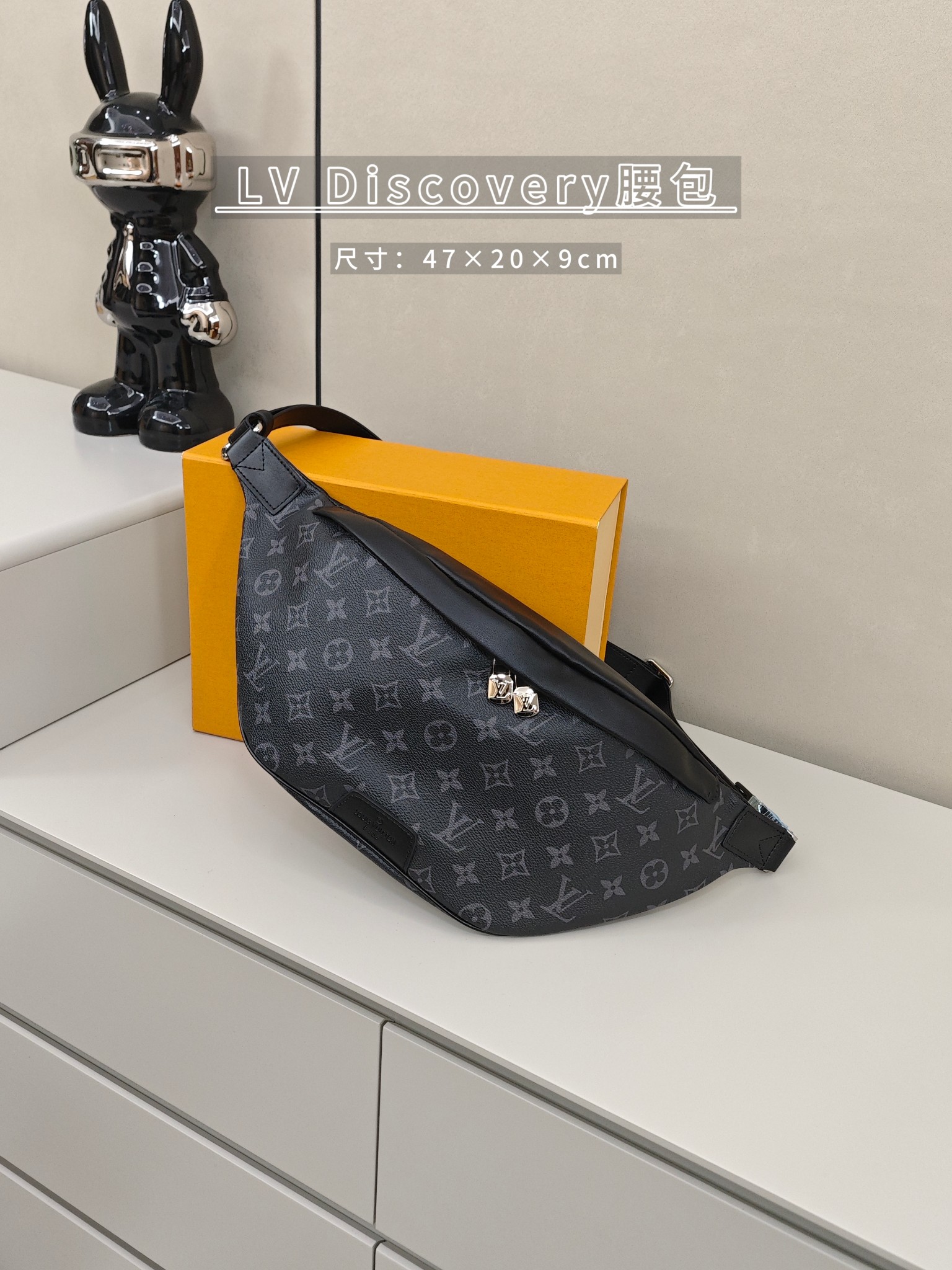 Lv Discovery腰包 尺寸:47×20×9cm 简介:经典黑灰老花满印,低调自带辨识度,利落腰包版型,可胸包可斜挎可腰挎,大容量设计,出行收纳超实用,精致金属锁扣,质感拉满,日常通勤、休闲出街、短途出游都适配.