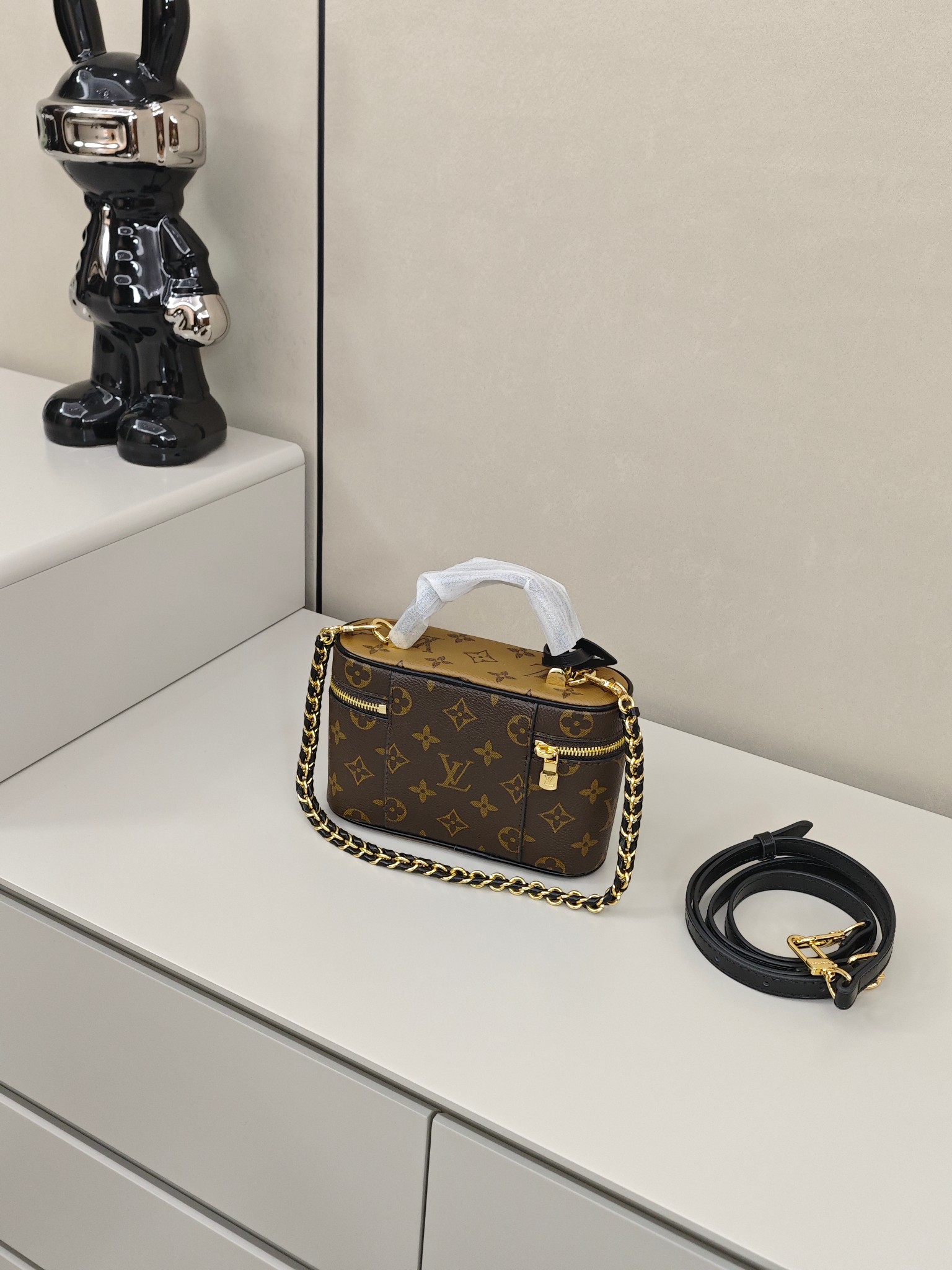 Lv vanity化妆包💰260
尺寸：19×11.5×6.5cm
黑金链条搭配锁扣细节，手提、斜挎随心切换，既可以是收纳美妆小物的便携化妆箱，也能化身日常出街的时尚单品，把法式摩登与实用主义完美融合，是老花爱好者的必入宝藏款。