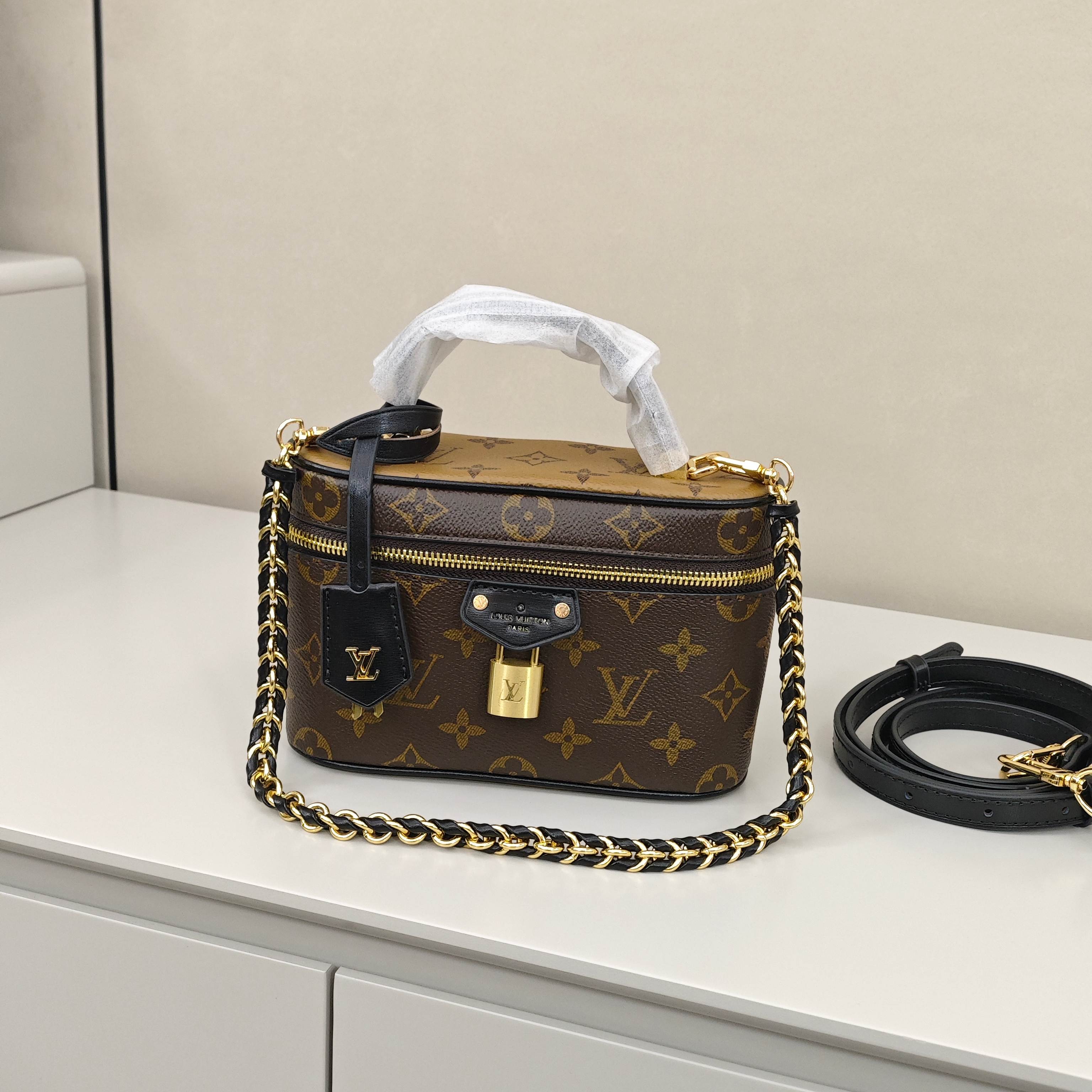 Lv vanity化妆包💰260
尺寸：19×11.5×6.5cm
黑金链条搭配锁扣细节，手提、斜挎随心切换，既可以是收纳美妆小物的便携化妆箱，也能化身日常出街的时尚单品，把法式摩登与实用主义完美融合，是老花爱好者的必入宝藏款。