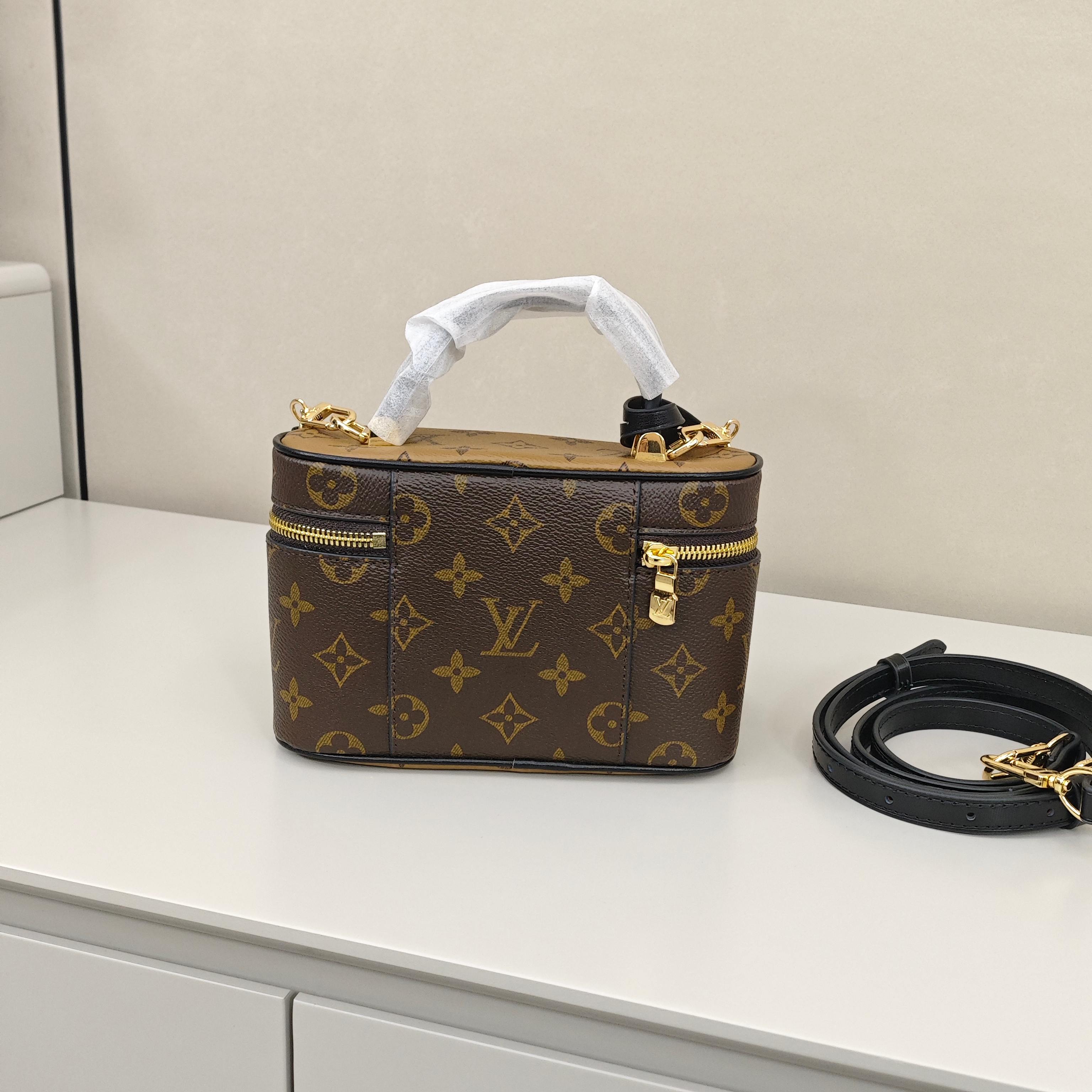 Lv vanity化妆包💰260
尺寸：19×11.5×6.5cm
黑金链条搭配锁扣细节，手提、斜挎随心切换，既可以是收纳美妆小物的便携化妆箱，也能化身日常出街的时尚单品，把法式摩登与实用主义完美融合，是老花爱好者的必入宝藏款。