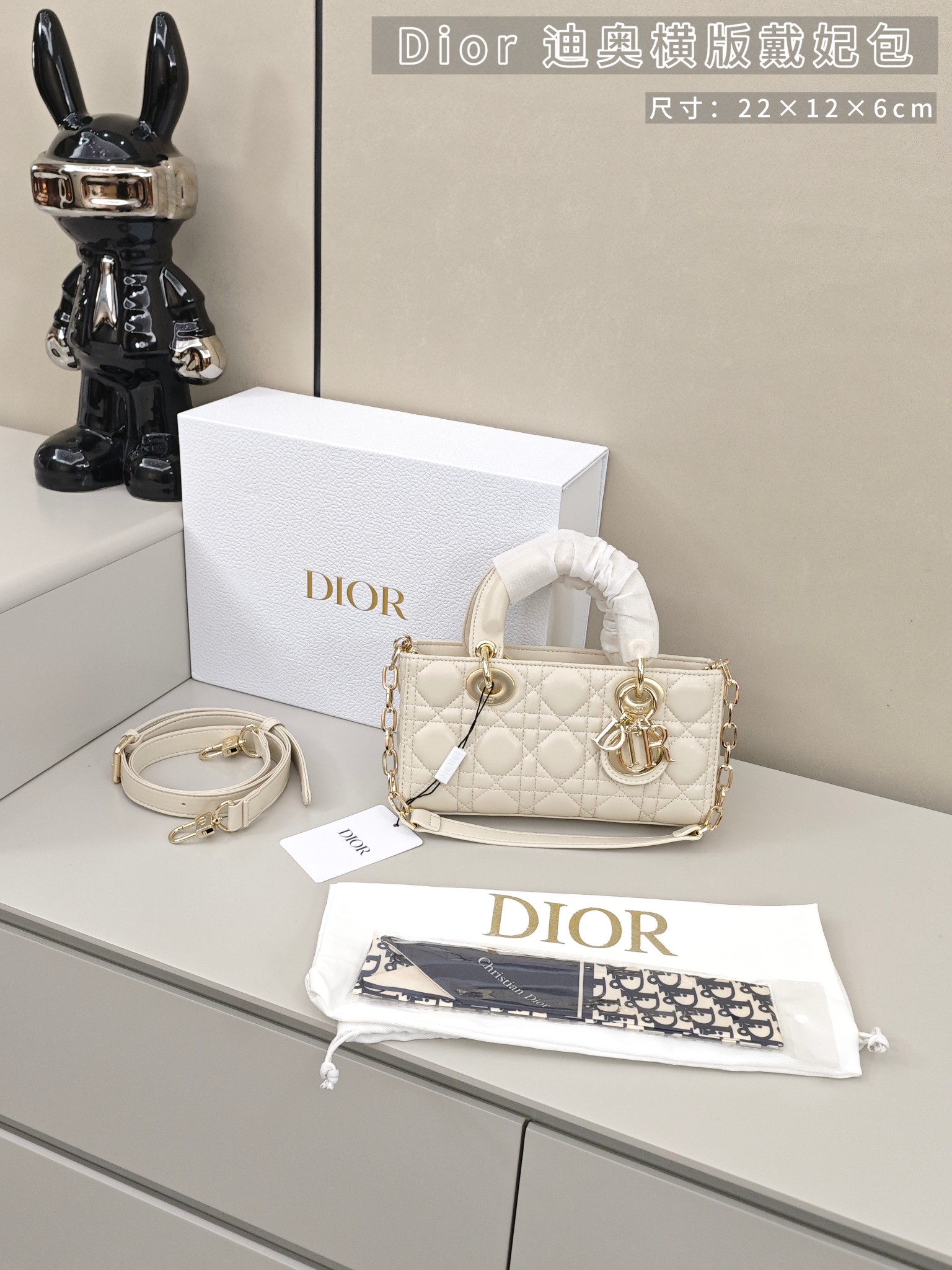 迪奥横版戴妃包💰300
尺寸：22×12×6cm
以标志性藤格纹压纹皮革勾勒优雅轮廓，黑金配色碰撞金属CD挂饰，复古与摩登交织，迷你包身搭载可拆卸肩带，手提、斜挎随心切换，既是日常出街的吸睛利器，也是诠释法式精致的点睛之选。