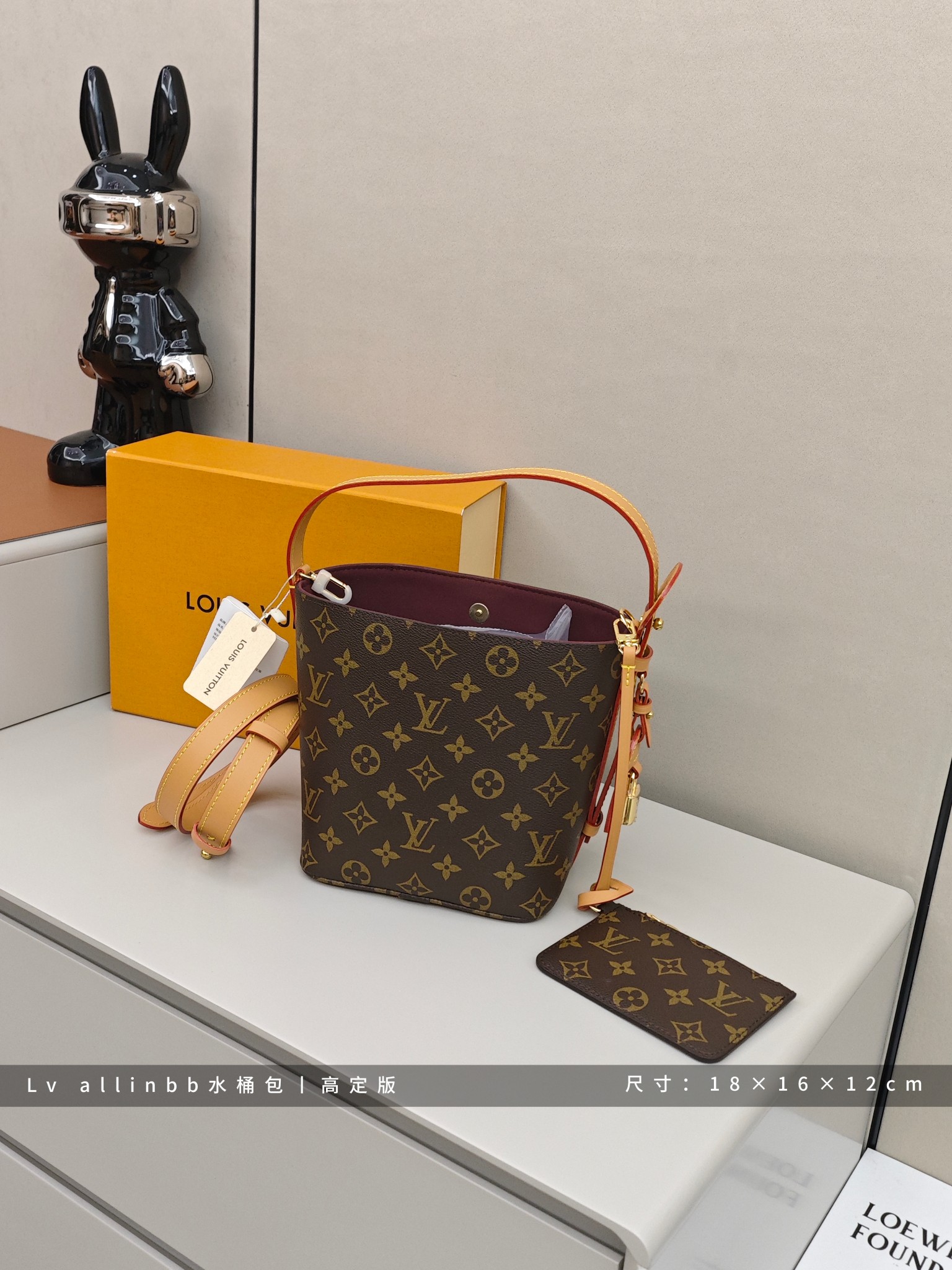 Lv allin bb水桶包 尺寸:18×16×12cm 简介:小巧桶型包身,利落精致,日常容量刚刚好,可单肩可斜挎,软而有型的包体,随性慵懒又显贵气,适配通勤、约会、出游各种场景,轻松拿捏温柔复古风,百搭不出错,越背越有味道.
