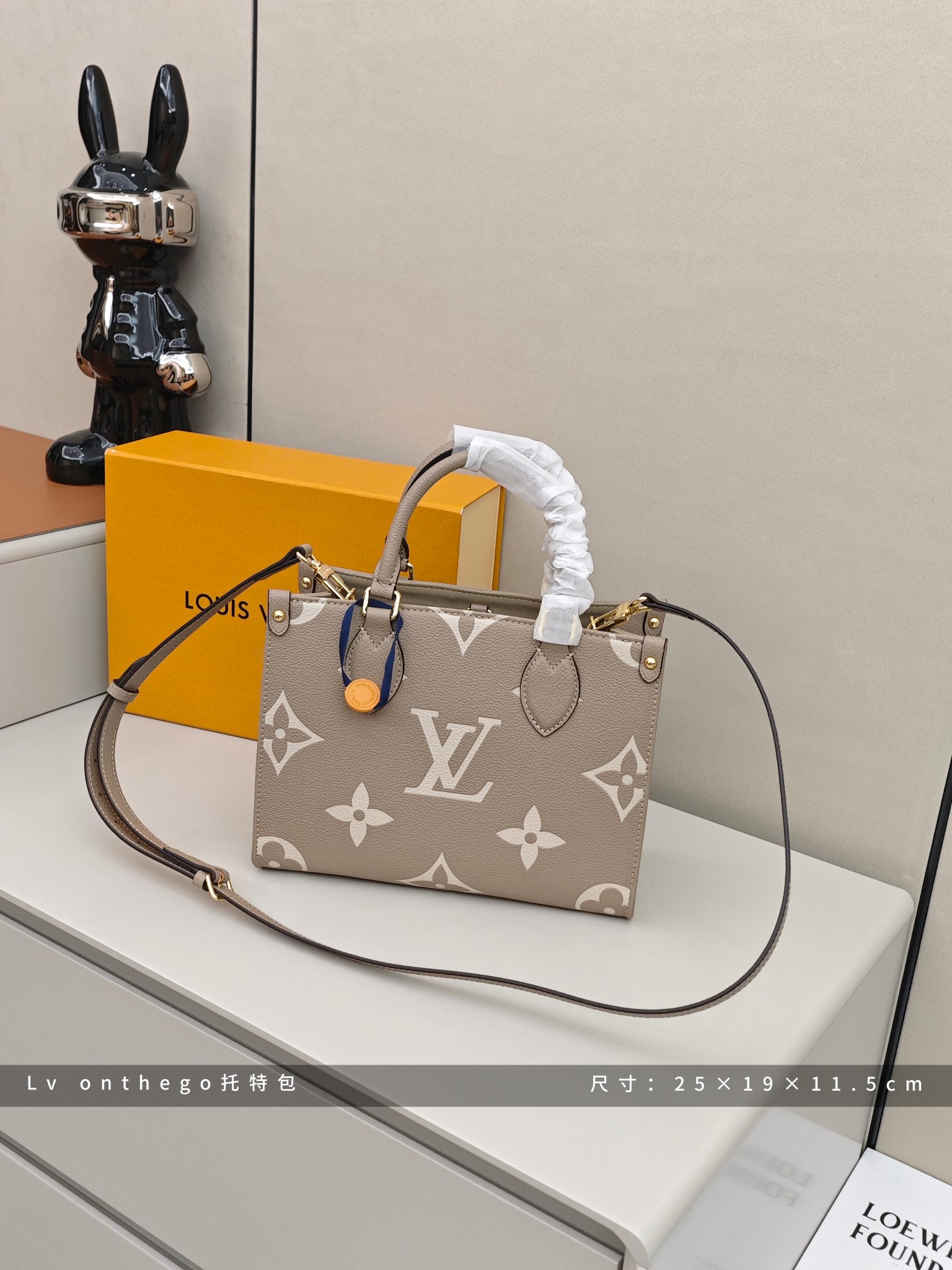 Lv onthego托特包🅿️280 尺寸:25×19×11.5cm 简介:温柔又高级的灰调老花,不张扬却自带辨识度,方正的包型利落又挺括,自重轻却超能装,手柄+肩带双设计,手提优雅,单肩随性,配上简约穿搭,温柔姐姐的氛围感直接拉满~