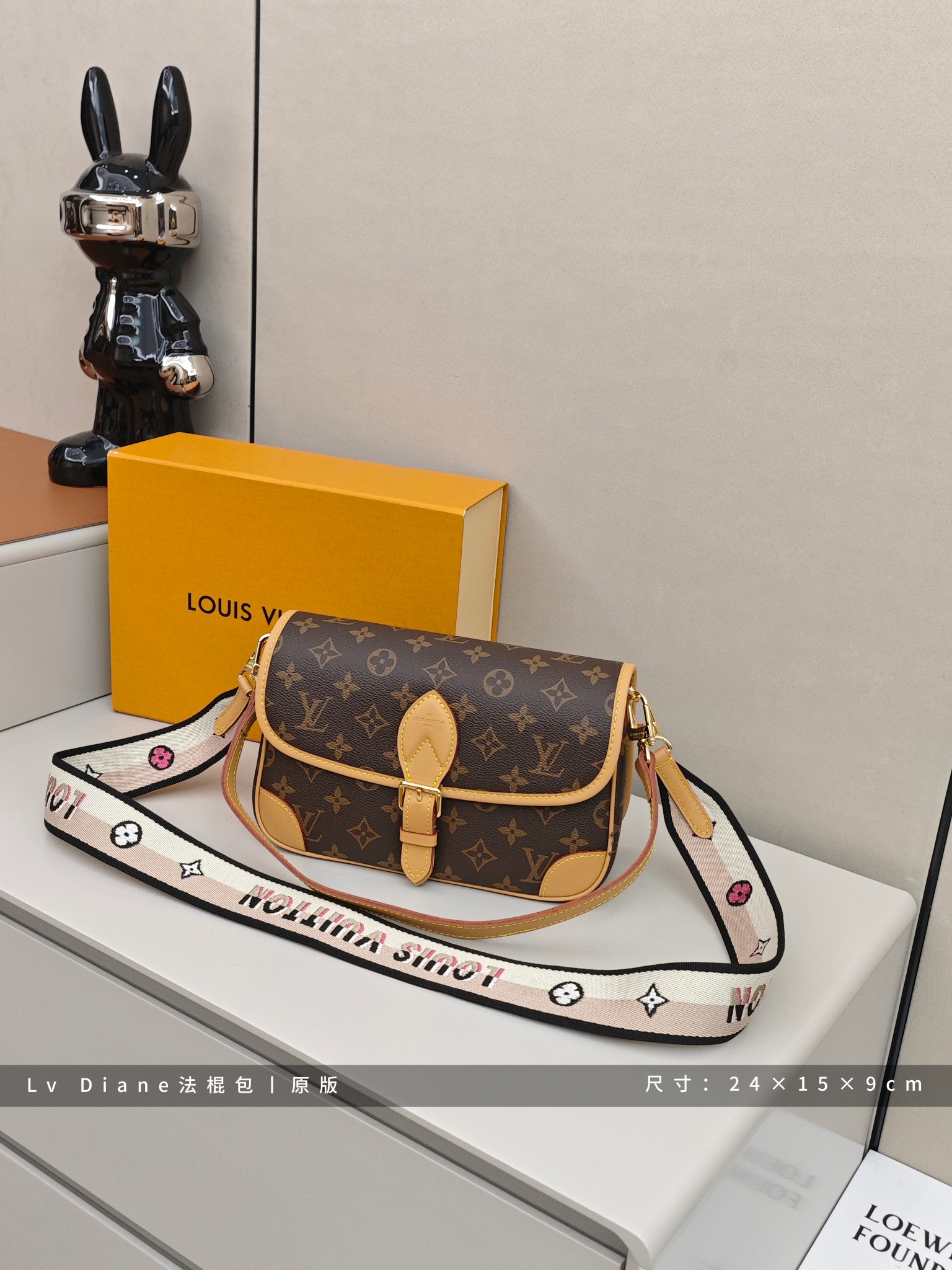 Lv Diane法棍包🅿️280 尺寸:24×15×9cm 简介:经典Monogram老花满印,延续百年法式复古格调,翻盖搭扣设计,质感细腻耐磨,双背带随心切换,织带宽肩带减负百搭,皮肩带优雅通勤,可斜挎可单肩,通勤出街、约会出游一键拿捏显贵气质.