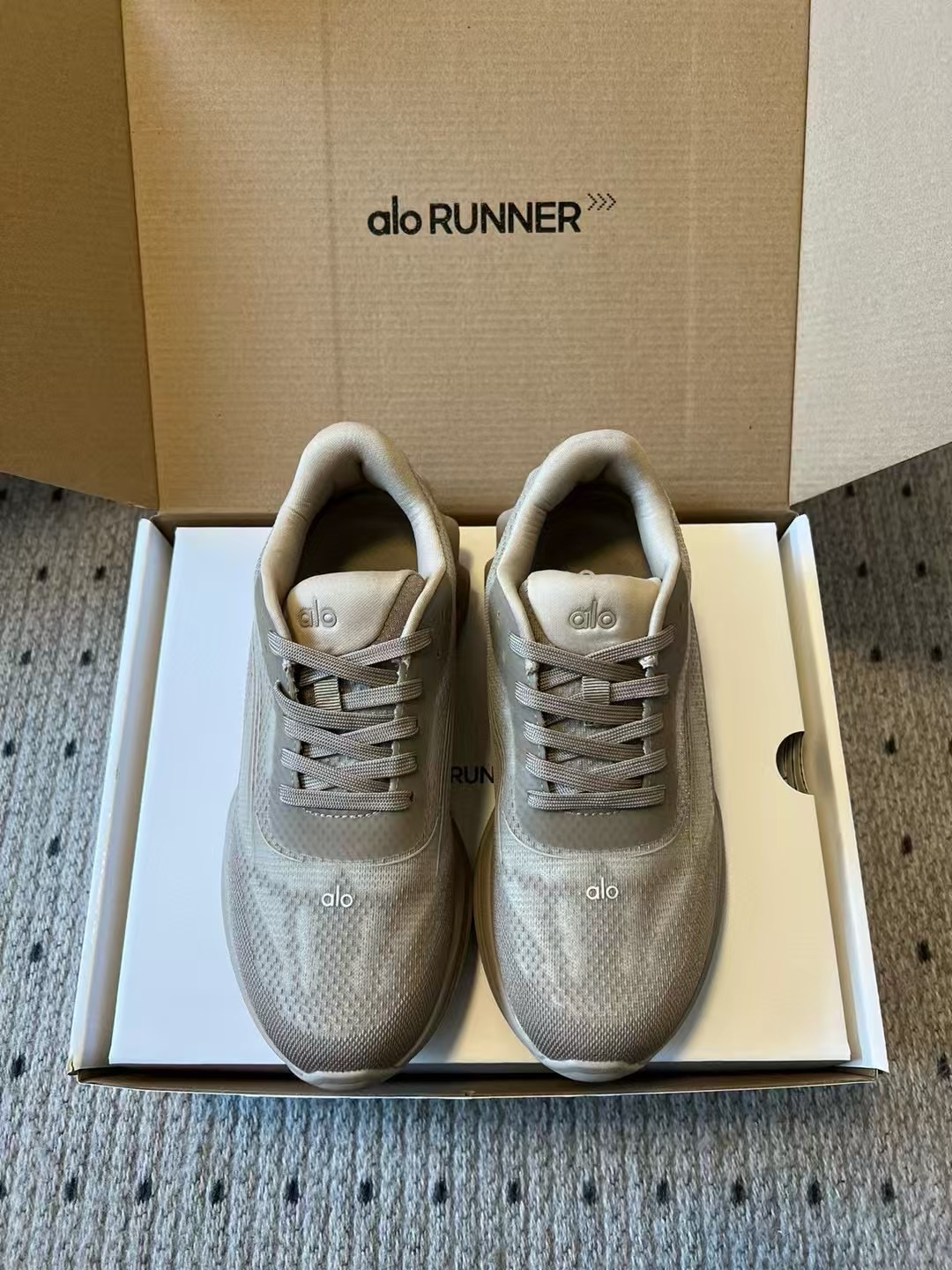 NO:408649,alo yoga Alo Runner Comfortable and versatile non-slip and breathable low-top running shoes, same style for men and women, size for women 35-40/men 38-45, casual shoes/sports shoes, sneakers19860909alo yoga Alo Runner 舒适百搭防滑透气 低帮跑步鞋 男女同款 尺码女 35-40/男 38-45,休闲鞋/运动鞋,sneakers,Women's Shoes