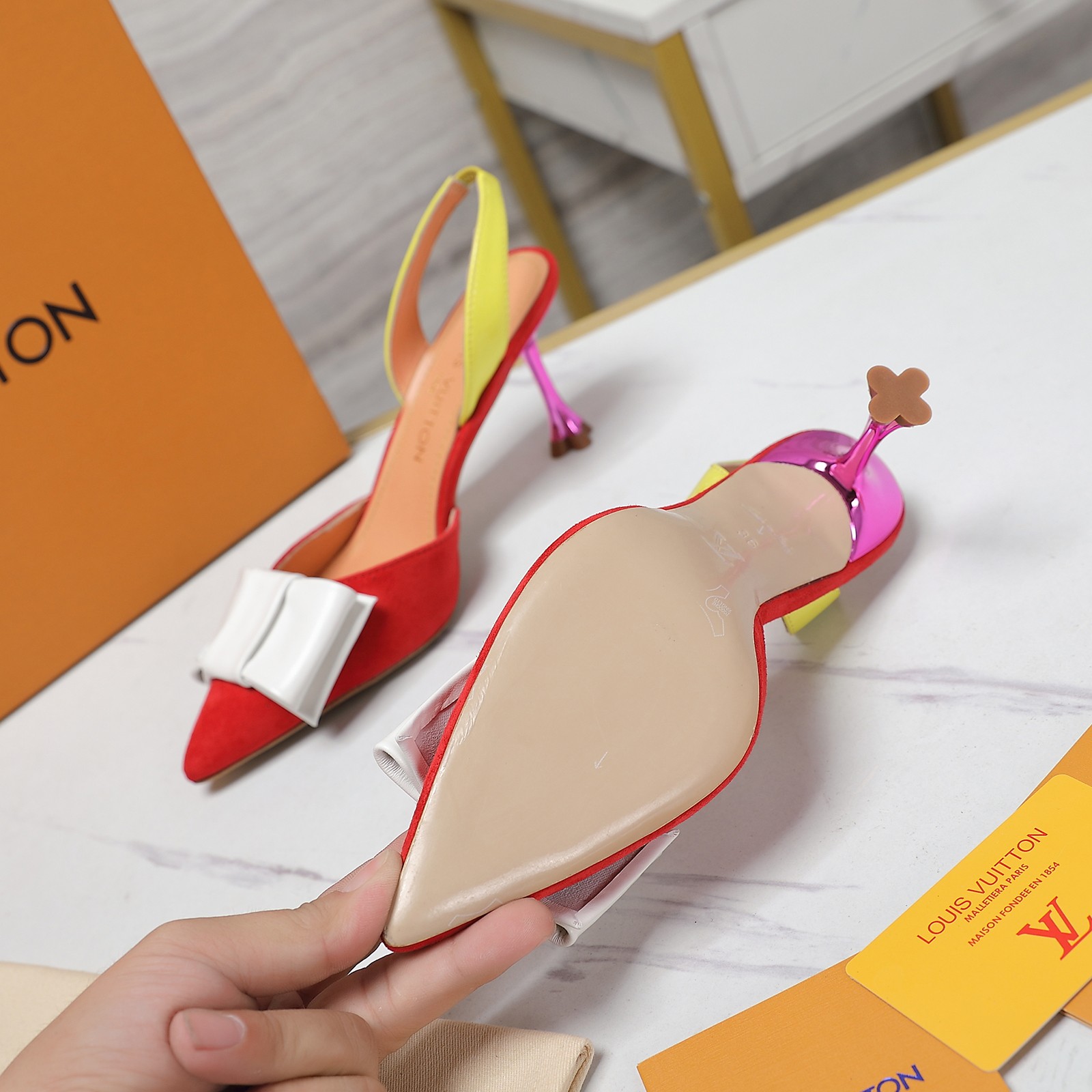 NO:230794,Top quality loui* vuitte** New plum blossom heel sandals This Blossom high heels are made of suede sheepskin leather, and large bows are woven in lacquered cowhide leather. The neat pointed toe and floral heels show the recognition of the series, and the brand letter nails are implicitly embellished with bows. Upper sheepskin/suede inner sheepskin heel height 7.5cm/9.5cm sole Italian leather outsole size 35-39 (40, 41, 42 custom made without return) Running price: sandals, louis vuitton, sandals, high heels, cowhide, sheepskin, chamois leather, Leather soles19860909顶级品质 loui* vuitte** 新款梅花跟凉鞋 本款 Blossom 高跟鞋选用绒面羊皮革,以漆面牛皮革编织大号蝴蝶结.利落尖头和花卉形状鞋跟道出系列辨识度,品牌字母饰钉含蓄点缀蝴蝶结. 鞋面羊皮/麂皮 内里羊皮 跟高7.5cm/9.5cm 鞋底意大利真皮大底 码数35-39（40、41、42定做不退换） 跑量价:,凉鞋,louis vuitton,sandals,high heels,cowhide,sheepskin,chamois leather,Leather soles,Women's Shoes