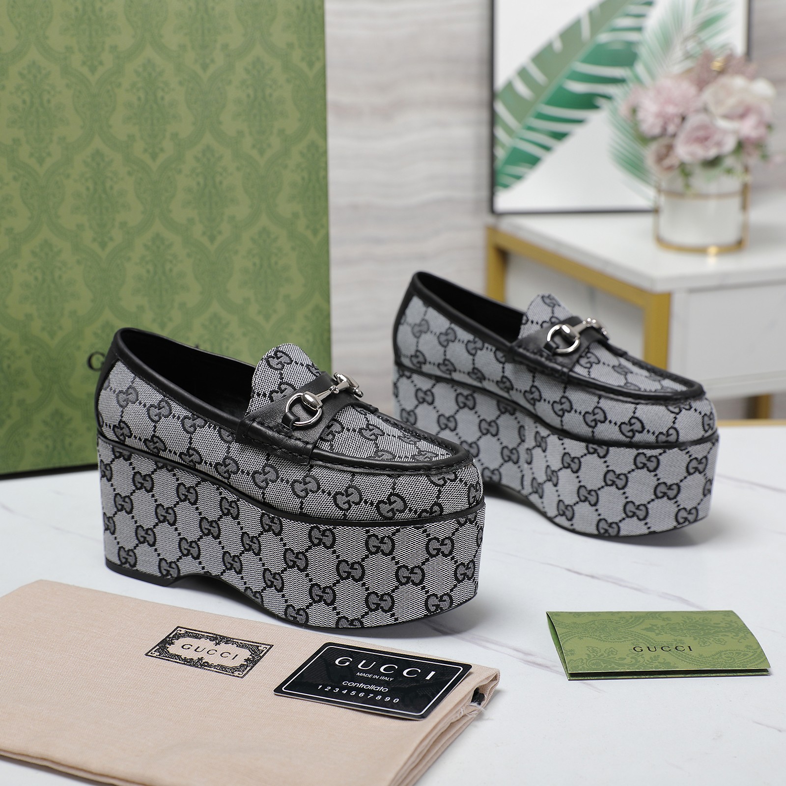 NO:681568,The latest model in the counter, Gucci's latest hot model, the Hentiangao series. Wedge water tables - available simultaneously at the counter. Original European style, perfectly matched with these shoes. Elegant and crystal clear. Regardless of the materials of the accessories, they are all customized 1:1. You must go to get the original version. The whole series is full of exciting and beautiful elements. Upper: cowhide. Lining: sheepskin.  Feet: Sheepskin Outsole: Imported from Italy Water platform height 6cm in front and 8.5CM in back Packaging: Original full set of packaging Code number: 35-42 (40.41.42 customization is not returnable) Price based on quantity, loafers, gucci, loafers, cowhide, sheepskin19860909专柜最新款 Gucci古*驰最新爆款恨天高系列 坡跟水台-专柜同步发售 原汁原味的欧式风格,上脚非常完美穿搭上配此鞋,优雅大方,晶莹剔透,无论种各配件材质,都是家独1:1定制,必到做原版零距离,整系个列都充了满令兴人奋意和外的元结素合 鞋面:牛皮 内里:羊皮 垫脚:羊皮 大底:进口意大利  水台高前6cm后8.5CM 包装:原版全套包装 码数:35-42(40.41.42定制不退换) 跑量价,乐福鞋,gucci,loafers,cowhide,sheepskin,Women's Shoes