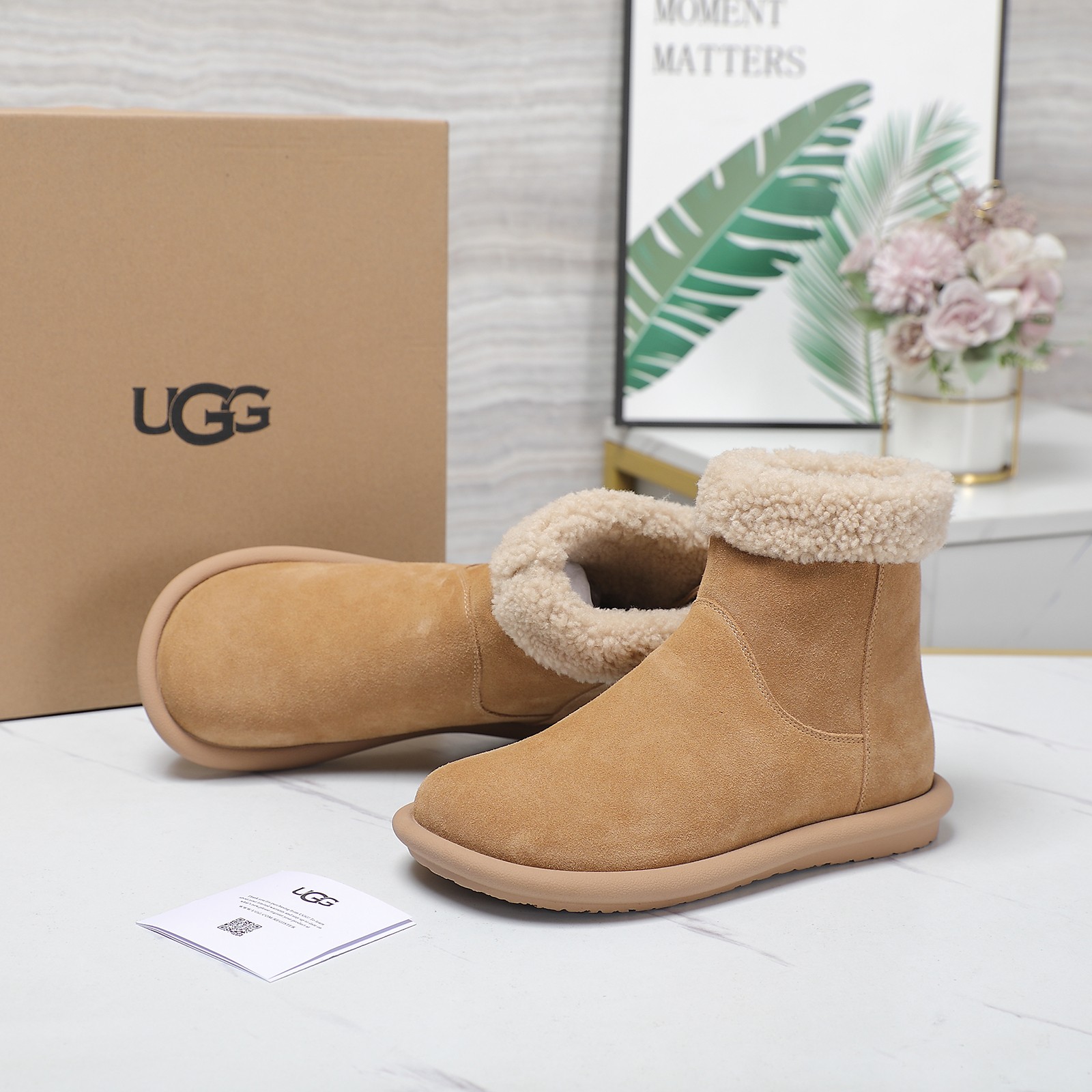 NO:484157,Hot UGG new snow boots Original imported beef velvet, Australian sheep curl, rear zipper design, simple and fashionable, a must-have snow boot in winter [Please don't use the inner part as half a fake wool to compare the price] Real material The neckline is a circle of sheep curls and inner part are the overall needs to keep warm and noble 1 Original waterproof buffalo back velvet 2 Inner: Australian wool 3 Fighting pad: Australian wool 4 Outsole: original wear-resistant non-slip raw rubber sole 5 Sole height: 3cm 6 Packaging: original UGG special box 7 Size: 35-40 8 Color: brown Khaki [can be accepted without standard order], snow boots, boots19860909爆款 UGG 新款雪地靴 原版进口牛反绒 内里澳洲羊卷毛 后拉链设计 简洁洋气 冬季必备的一款雪地靴【请不要拿内里做半截假毛的来对比价格】真材实料 领口一圈羊卷毛和内里是整体的 要的就是保暖贵气 1 面料原版防水牛反绒 2 内里:澳洲羊毛 3 垫脚:澳洲羊毛 4 大底:原版耐磨防滑生胶底 5 底高:3cm 6 包装:原版UGG专用盒 7 码数:35-40 8 颜色:棕色 卡其色【可接无标订单】,雪地靴,boots,Women's Shoes