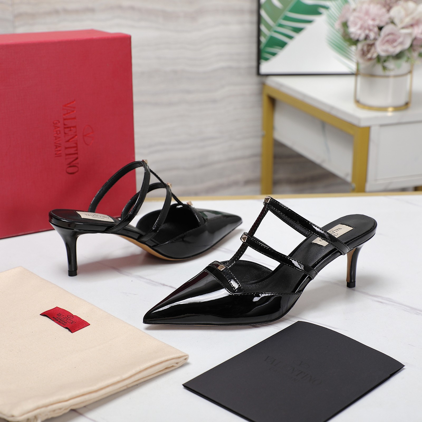 NO:230784,The highest version Valentino Paris Fashion Week Spring and Summer Show New Valentino mid-heel rivets behind Sandals Valentino originated from an Italian fashion brand, combining Italian handicrafts and modern beauty to interpret the new fashion charm Continuing the classic rivet design, deeply favored by well-known overseas bloggers. Tens of millions of fans and bloggers are passionately interpreted by them at home and abroad. It has been out of stock at home and abroad. The top version Candy color matching, each color is beautiful. It comes with family-style classic rivet matching, and the brand recognition is extremely high. The upper is top layer cow patent leather, the inner imported grain sheepskin, the sole is original customized leather outsole, heel height 6M, the packaging is full of original packaging, size 35-42 