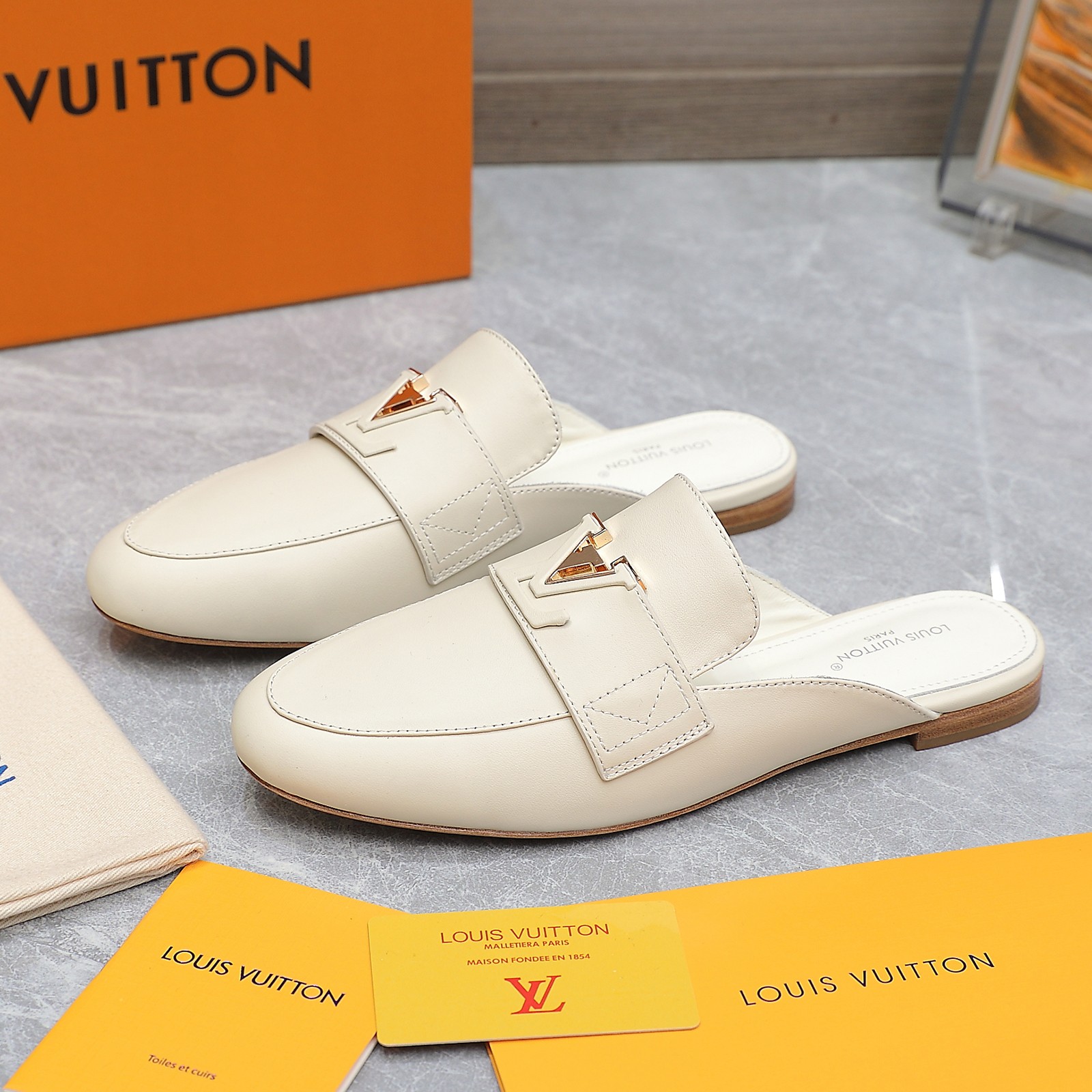 NO:438576,LV | Louis Vuitton, new early autumn style, top version, the counter is the latest model, flat loafers, new hard goods, original mold opening handmade buckle + full of electroplating technology, purchasing level!  Full of high-end feeling!  A popular model from domestic and foreign bloggers, retro and fashionable, beautiful!  Official website main model★ ━━━━━ t ━━━━━━━━━━━━━━━━━━━━━━━━━━━━━━━━━━━━━━━━━━━━━━━━━━━━━━━━━━─Original custom deer leather (6 colors) imported mixed-bred sheepskin Outsole Original Italian genuine leather outsole Shoes Size: 35-41 (41 42 custom-made non-return) Single shoe running volume and price half-wheeled, louis vuitton, louis vuitton, loafers, sheepskin, Leather soles19860909LV | 路易威登   早秋新款 顶级版本 专柜主打最新款 平底乐福鞋 硬货上新 原版开模手工包扣+电镀工艺满满的工艺 代购级别！高级感十足！国内外博主刷爆的一款,复古又时髦上脚美炸了！官网主推款★ ━━━━━ t ━━━━━ 鞋面原版定制鹿皮（6色） 内里进口混种羊皮 大底原版意大利真皮大底 鞋码: 35-41（41 42定制不退换） 跑量价单鞋 半拖元,乐福鞋半拖,louis vuitton,louis vuitton,loafers,sheepskin,Leather soles,Women's Shoes