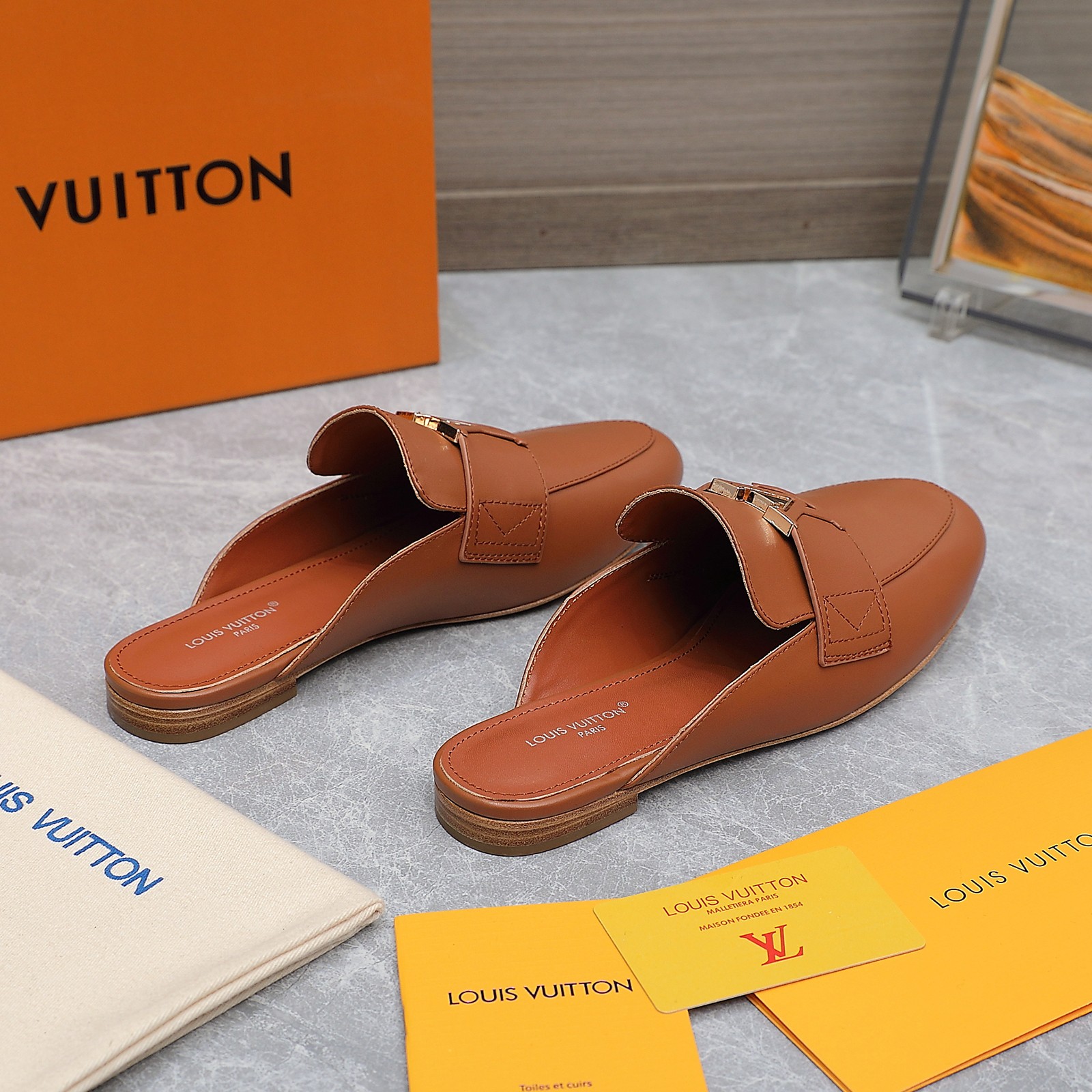 NO:438583,LV | Louis Vuitton, new early autumn style, top version, the counter is the latest model, flat loafers, new hard goods, original mold opening handmade buckle + full of electroplating technology, purchasing level!  Full of high-end feeling!  A popular model from domestic and foreign bloggers, retro and fashionable, beautiful!  Official website main model★ ━━━━━ t ━━━━━━━━━━━━━━━━━━━━━━━━━━━━━━━━━━━━━━━━━━━━━━━━━━━━━━━━━━─Original custom deer leather (6 colors) imported mixed-bred sheepskin Outsole Original Italian genuine leather outsole Shoes Size: 35-41 (41 42 custom-made non-return) Single shoe running volume and price half-wheeled, louis vuitton, louis vuitton, loafers, sheepskin, Leather soles19860909LV | 路易威登  早秋新款 顶级版本 专柜主打最新款 平底乐福鞋 硬货上新 原版开模手工包扣+电镀工艺满满的工艺 代购级别！高级感十足！国内外博主刷爆的一款,复古又时髦上脚美炸了！官网主推款★ ━━━━━ t ━━━━━ 鞋面原版定制鹿皮（6色） 内里进口混种羊皮 大底原版意大利真皮大底 鞋码: 35-41（41 42定制不退换） 跑量价单鞋 半拖元,乐福鞋半拖,louis vuitton,louis vuitton,loafers,sheepskin,Leather soles,Women's Shoes