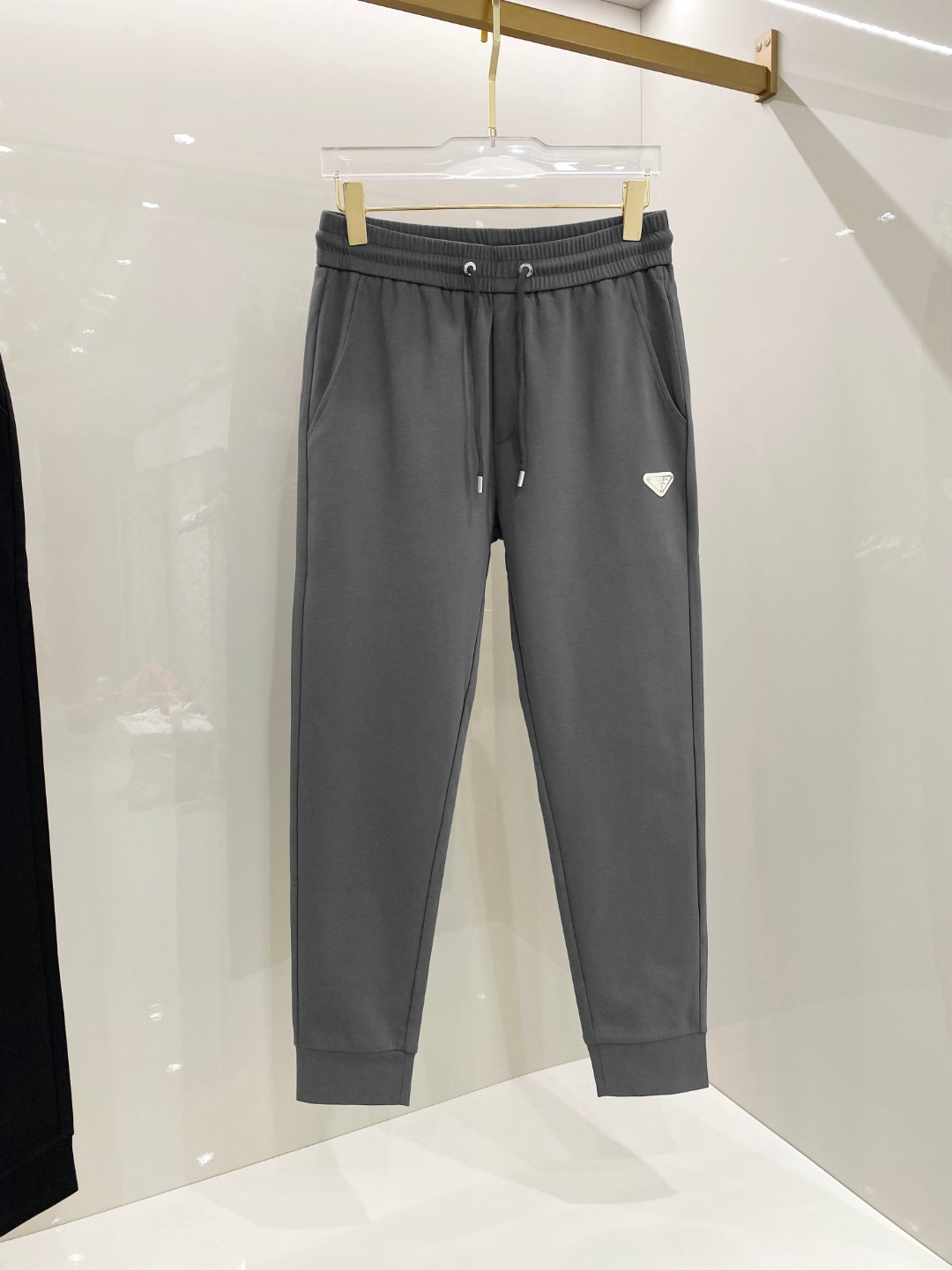 NO:513376,Prada 2025ss early spring new styles and new styles of men's casual pants, business casual styles!  !  The fabric is important!  Baby's skin is smooth!  !  Customer supplies fixed fabrics, and you can find that they are very smooth fabrics, soft and skin-friendly. The upper body is crisp and stylish, and the surface has a warm and shiny feeling. It is high-end and textured. The upper body is very distinctive, with classic brand logo embellishment, elegant and natural style, moderate thickness, suitable for autumn and winter wear, and the hardware and accessories are all in all quality!  A very practical style for business and casual wear. Size M-3XL, prada, alexander wang19860909普拉达 2025ss早春新款新款男士休闲裤、商务休闲款！！重在面料！婴儿肌肤般的柔滑！！客供定织料,入手便知极具柔滑面料,手感柔软亲肤,上身挺括有型,表面又有着温润的光泽感,高档而显质感,经典细节处理,上身很有特点,经典品牌标识点缀,优雅自然的版型,厚度适中,适合秋冬穿着,五金辅料全品相！商务休闲都很实穿的一款. 尺码M-3XL,,prada,alexander wang,Men's clothing