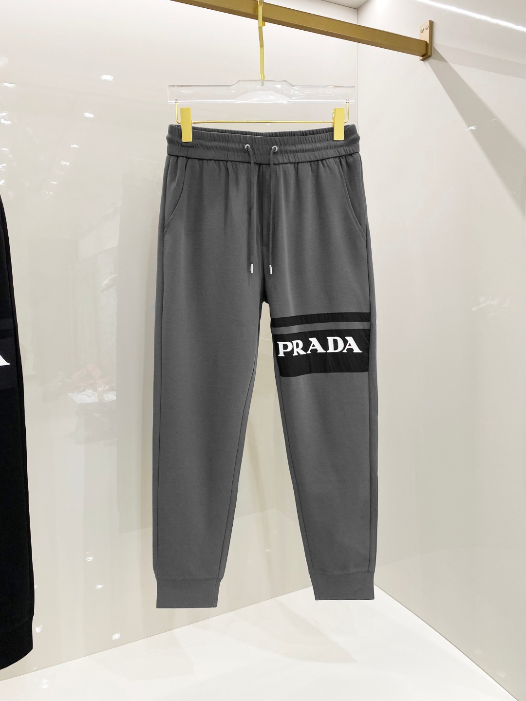 NO:513378,Prada 2025 early spring new casual pants are released simultaneously on the official website, trouser body craft design, imported customer-supplied auxiliary materials, fabric customization, and OEM products are free of inspection!  Every detail is the ultimate, the original hardware accessories are trendy and stylish, and they are a must-have item for trendy people!  M-3XL, prada, alexander wang19860909普拉达 2025早春新品休闲裤,官网同步发售,裤身工艺设计,进口客供辅料、面料定制,代工厂出品免检！每个细节做到极致,原版五金配件,潮范十足、上身有型帅气,潮人必备单品！M-3XL,,prada,alexander wang,Men's clothing
