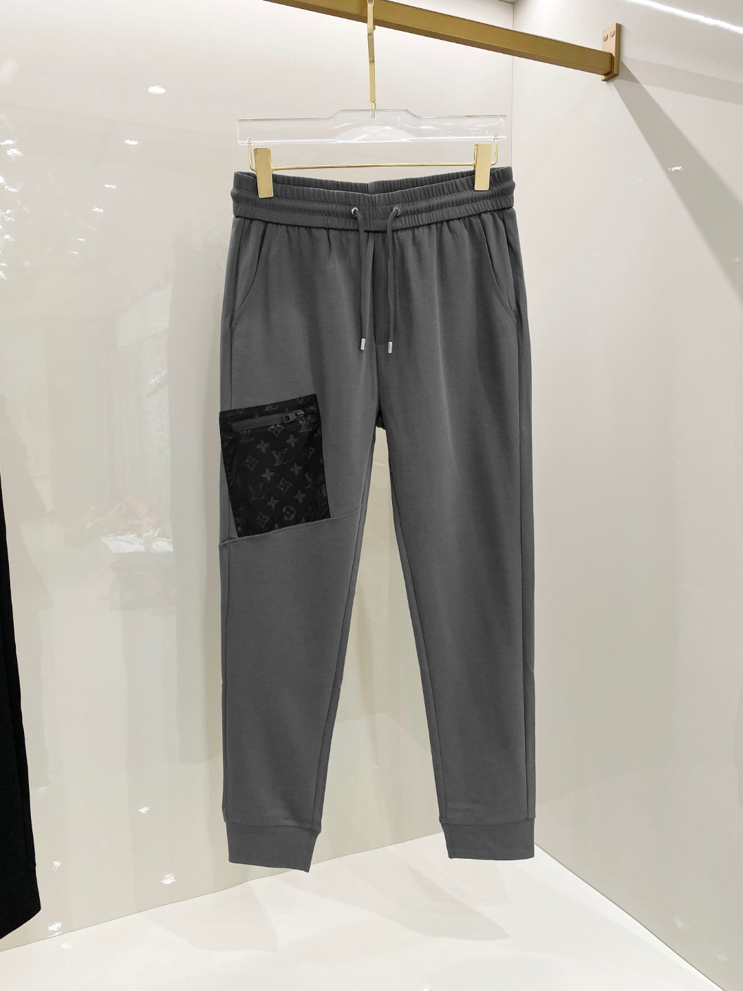 NO:513380,LV 2025 early spring new casual pants, released simultaneously on the official website, trouser body craft design, imported customer-supplied auxiliary materials, fabric customization, and OEM products are free of inspection!  Every detail is the ultimate, the original hardware accessories are trendy and stylish, and they are a must-have item for trendy people!  M-3XL, louis vuitton,alexander wang19860909LV 2025早春新品休闲裤,官网同步发售,裤身工艺设计,进口客供辅料、面料定制,代工厂出品免检！每个细节做到极致,原版五金配件,潮范十足、上身有型帅气,潮人必备单品！M-3XL,,louis vuitton,alexander wang,Men's clothing