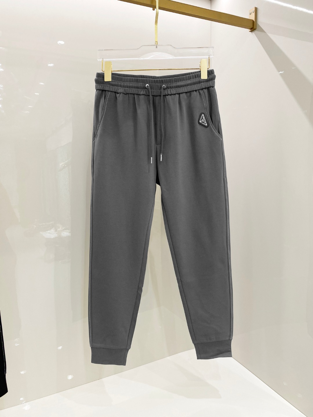 NO:513382,Prada 2025 early spring new casual pants are released simultaneously on the official website, trouser body craft design, imported customer-supplied auxiliary materials, fabric customization, and OEM products are free of inspection!  Every detail is the ultimate, the original hardware accessories are trendy and stylish, and they are a must-have item for trendy people!  M-3XL, prada, alexander wang19860909普拉达 2025早春新品休闲裤,官网同步发售,裤身工艺设计,进口客供辅料、面料定制,代工厂出品免检！每个细节做到极致,原版五金配件,潮范十足、上身有型帅气,潮人必备单品！M-3XL,,prada,alexander wang,Men's clothing