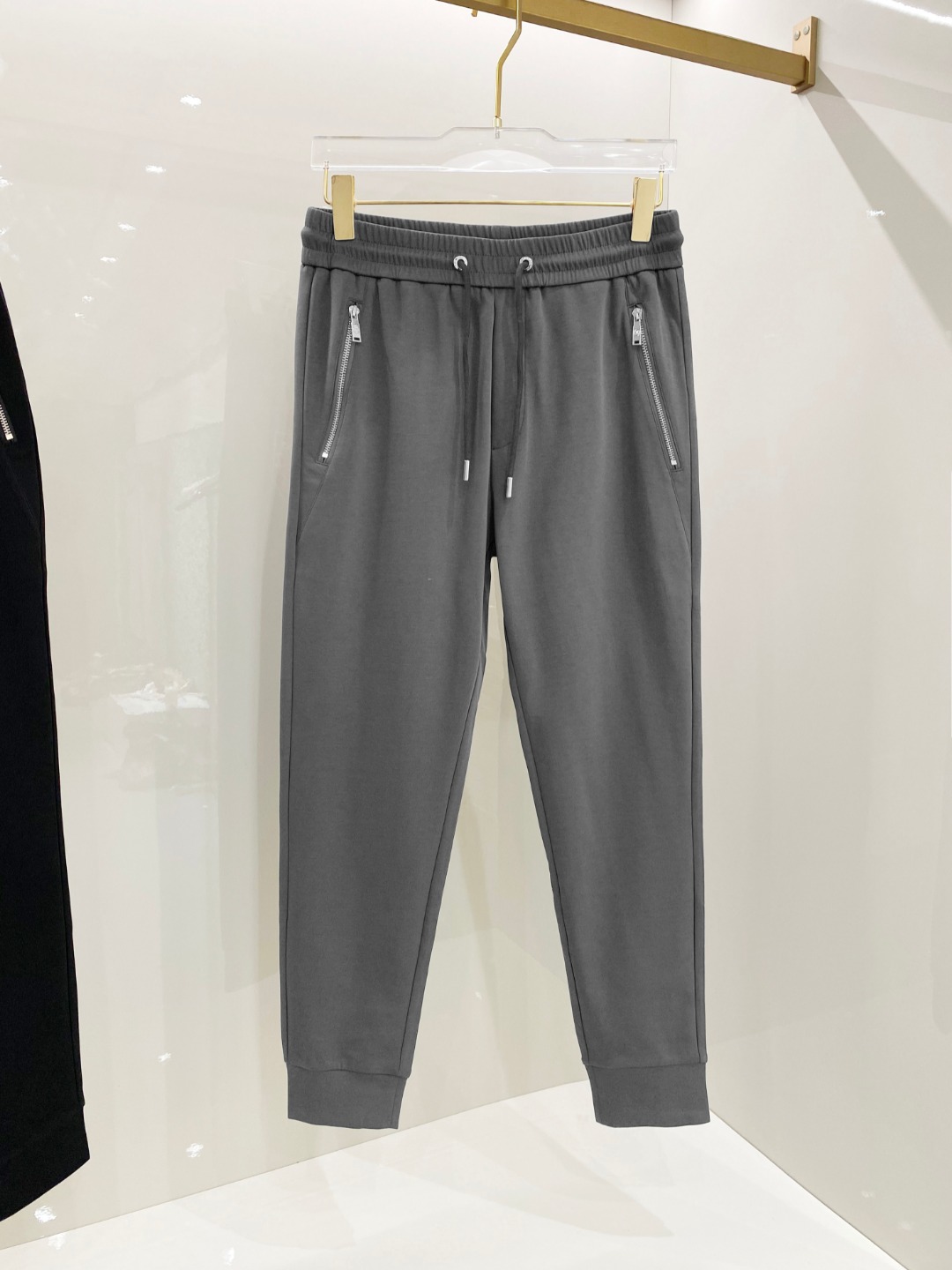 NO:513384,LV 2025 early spring new casual pants, released simultaneously on the official website, trouser body craft design, imported customer-supplied auxiliary materials, fabric customization, and OEM products are free of inspection!  Every detail is the ultimate, the original hardware accessories are trendy and stylish, and they are a must-have item for trendy people!  M-3XL, louis vuitton,alexander wang19860909LV 2025早春新品休闲裤,官网同步发售,裤身工艺设计,进口客供辅料、面料定制,代工厂出品免检！每个细节做到极致,原版五金配件,潮范十足、上身有型帅气,潮人必备单品！M-3XL,,louis vuitton,alexander wang,Men's clothing