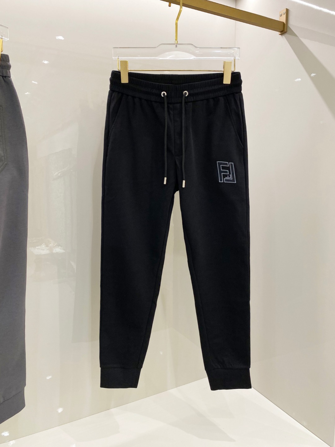 NO:490614,Fendi's new early autumn casual pants are released simultaneously on the official website, trouser body craft design, imported customer-supplied auxiliary materials, fabric customization, and OEM products are free of inspection!  Every detail is the ultimate, the original hardware accessories are trendy and stylish, and they are a must-have item for trendy people!  M-3XL, fendi,alexander wang19860909芬迪 早秋新品休闲裤,官网同步发售,裤身工艺设计,进口客供辅料、面料定制,代工厂出品免检！每个细节做到极致,原版五金配件,潮范十足、上身有型帅气,潮人必备单品！M-3XL,,fendi,alexander wang,Men's clothing