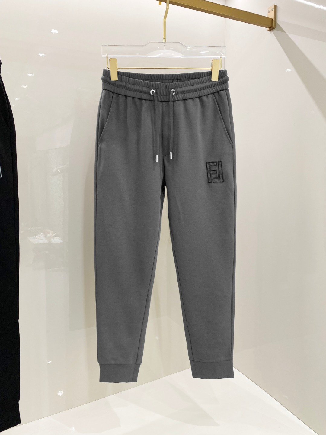 NO:513385,Fendi 2025 early spring new casual pants, released simultaneously on the official website, trouser body craft design, imported customer-supplied auxiliary materials, fabric customization, and OEM products are free of inspection!  Every detail is the ultimate, the original hardware accessories are trendy and stylish, and they are a must-have item for trendy people!  M-3XL, fendi,alexander wang19860909芬迪 2025早春新品休闲裤,官网同步发售,裤身工艺设计,进口客供辅料、面料定制,代工厂出品免检！每个细节做到极致,原版五金配件,潮范十足、上身有型帅气,潮人必备单品！M-3XL,,fendi,alexander wang,Men's clothing