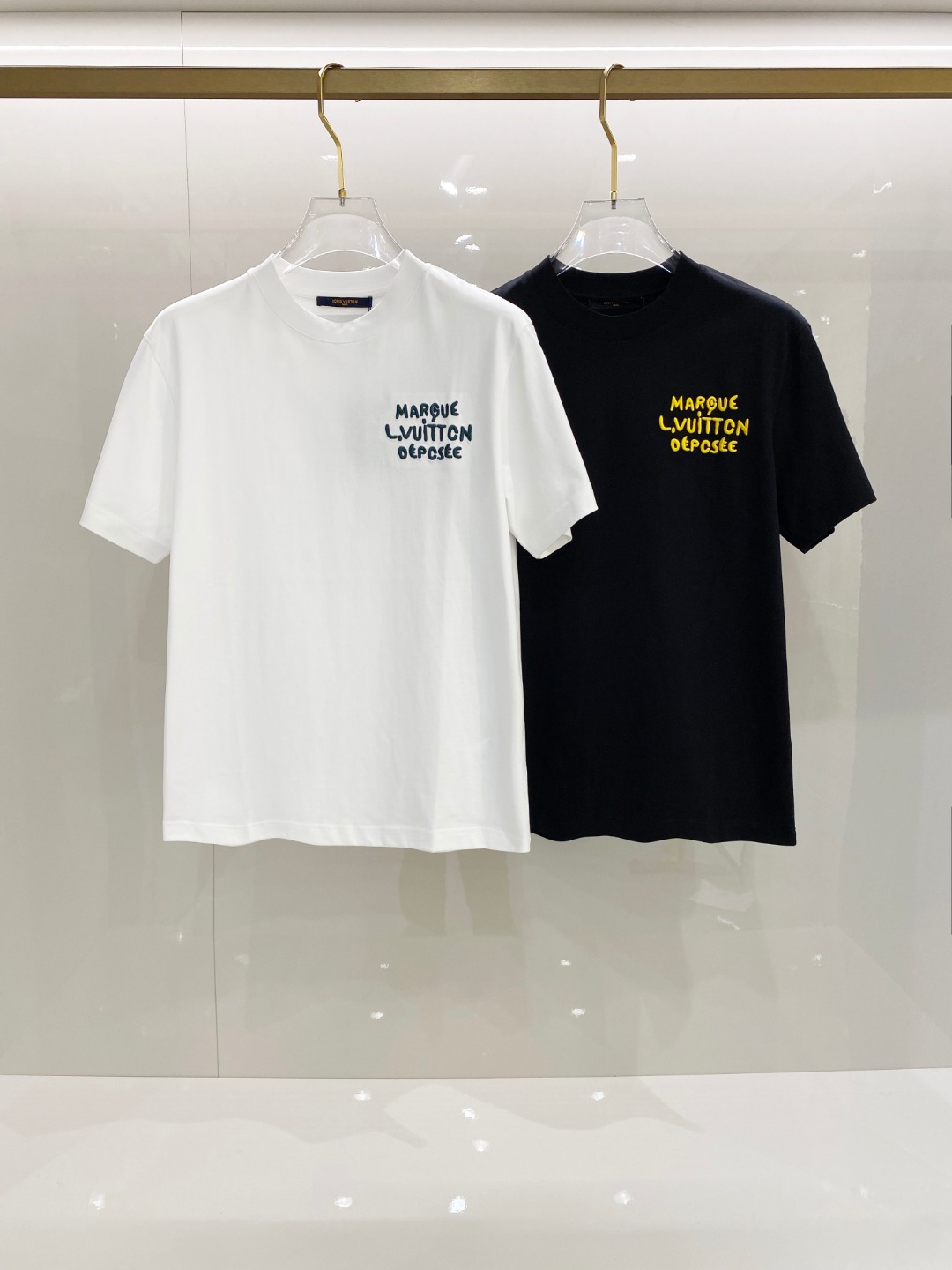  LV  2025ss春夏新款棉质圆领短袖T恤 胸前重工刺绣🪡标识 顶级丝光棉面料定制 标准版型
黑 白