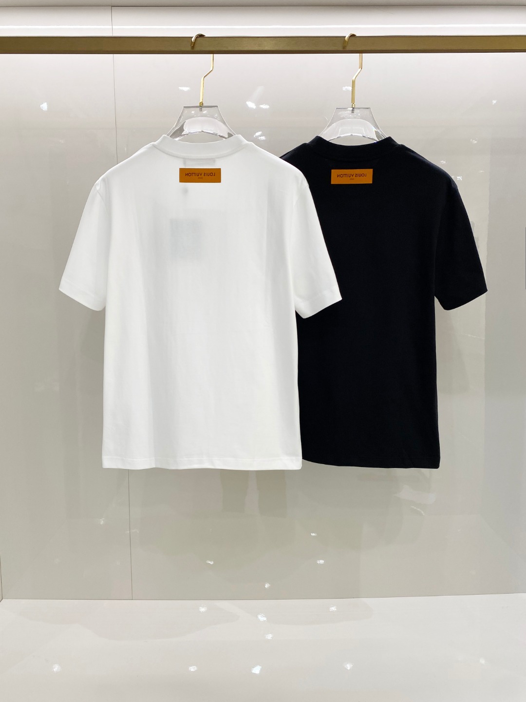  LV  2025ss春夏新款棉质圆领短袖T恤 胸前重工刺绣🪡标识 顶级丝光棉面料定制 标准版型
黑 白