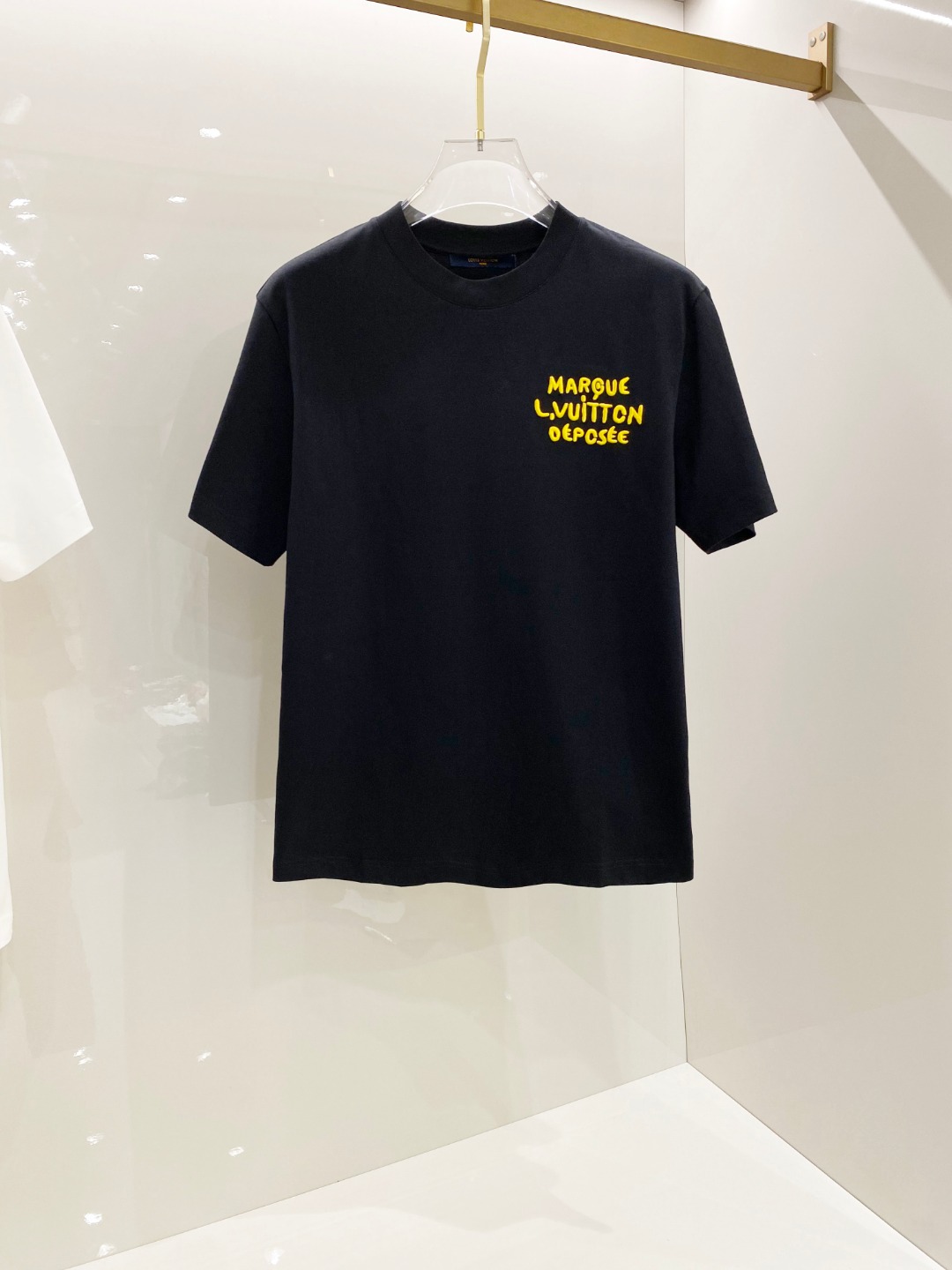  LV  2025ss春夏新款棉质圆领短袖T恤 胸前重工刺绣🪡标识 顶级丝光棉面料定制 标准版型
黑 白