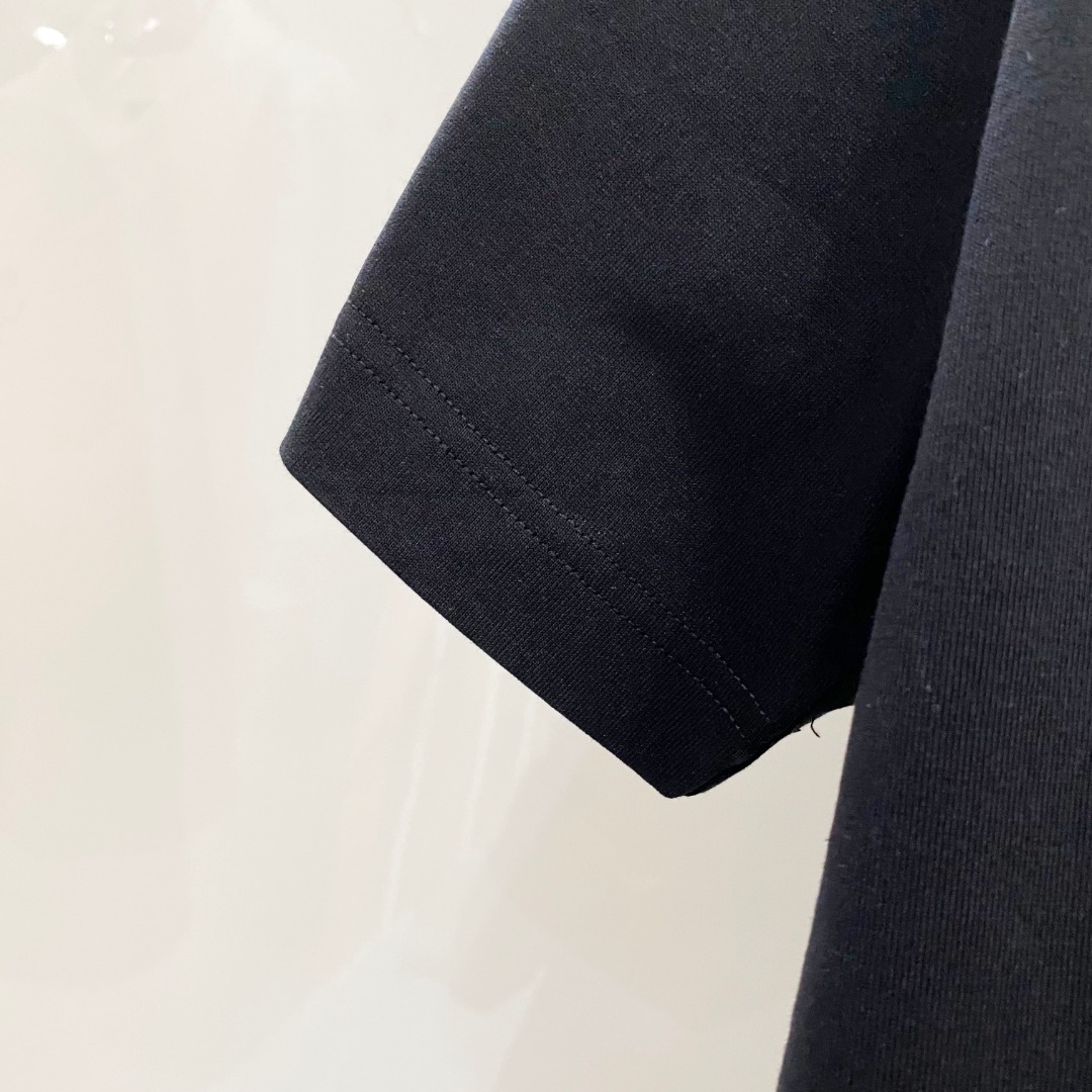  LV  2025ss春夏新款棉质圆领短袖T恤 胸前重工刺绣🪡标识 顶级丝光棉面料定制 标准版型
黑 白