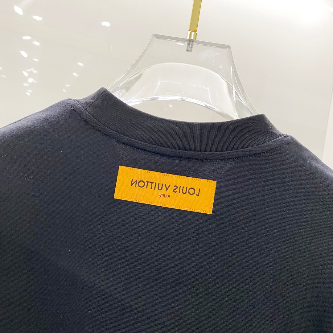  LV  2025ss春夏新款棉质圆领短袖T恤 胸前重工刺绣🪡标识 顶级丝光棉面料定制 标准版型
黑 白