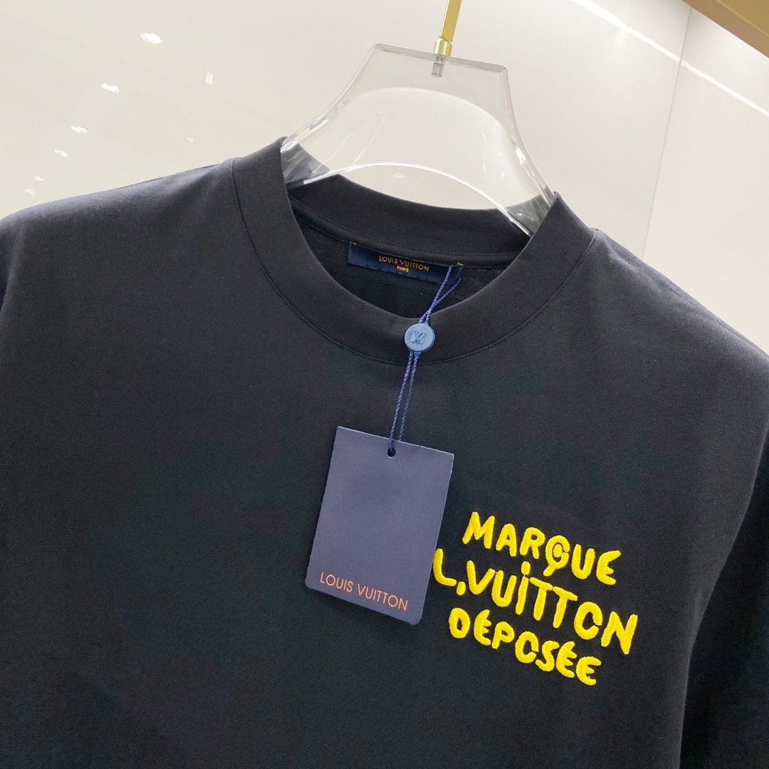  LV  2025ss春夏新款棉质圆领短袖T恤 胸前重工刺绣🪡标识 顶级丝光棉面料定制 标准版型
黑 白