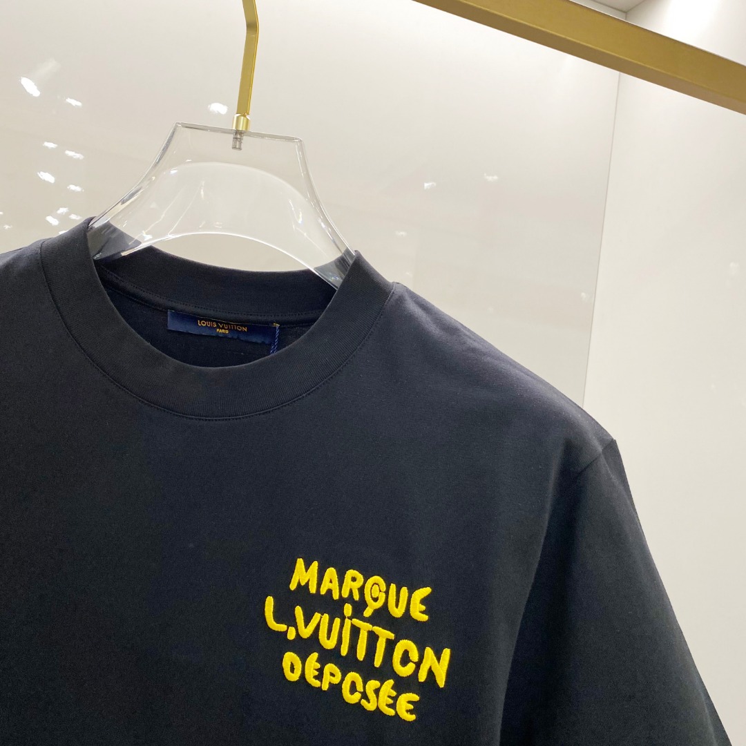  LV  2025ss春夏新款棉质圆领短袖T恤 胸前重工刺绣🪡标识 顶级丝光棉面料定制 标准版型
黑 白