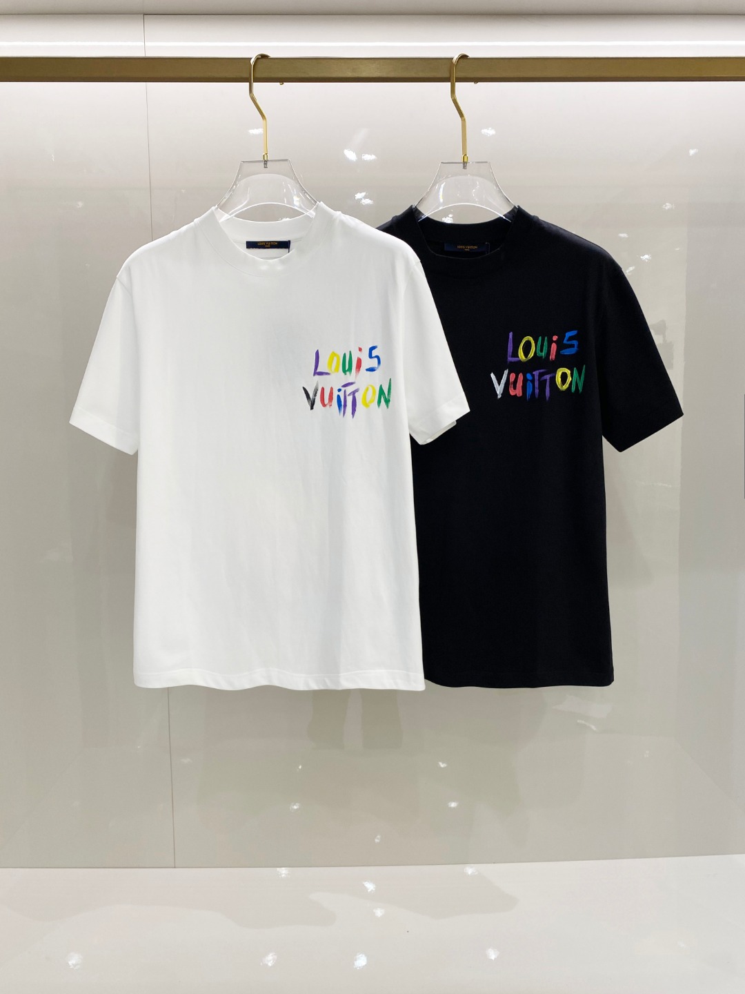  LV 🆕 2025ss春夏新款棉质圆领短袖T恤 胸前后背手绘涂鸦工艺 顶级丝光棉面料定制 标准版型
黑