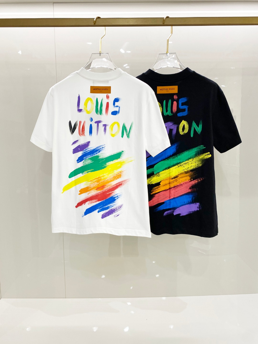  LV 🆕 2025ss春夏新款棉质圆领短袖T恤 胸前后背手绘涂鸦工艺 顶级丝光棉面料定制 标准版型
黑