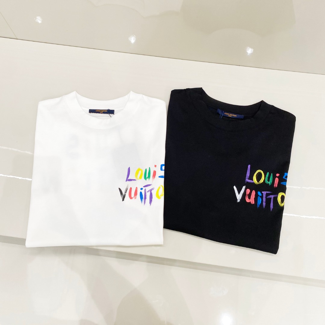  LV 🆕 2025ss春夏新款棉质圆领短袖T恤 胸前后背手绘涂鸦工艺 顶级丝光棉面料定制 标准版型
黑