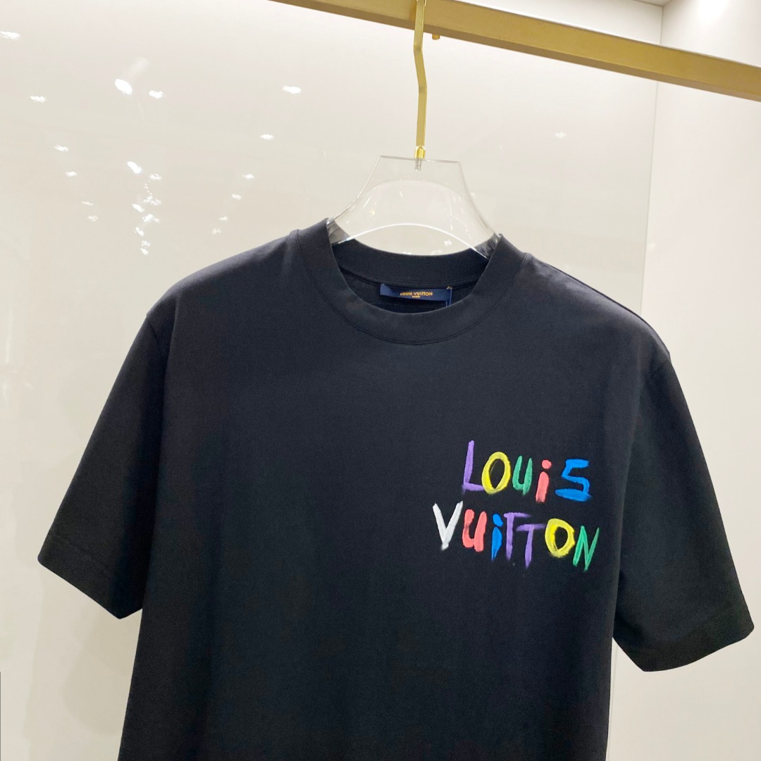  LV 🆕 2025ss春夏新款棉质圆领短袖T恤 胸前后背手绘涂鸦工艺 顶级丝光棉面料定制 标准版型
黑