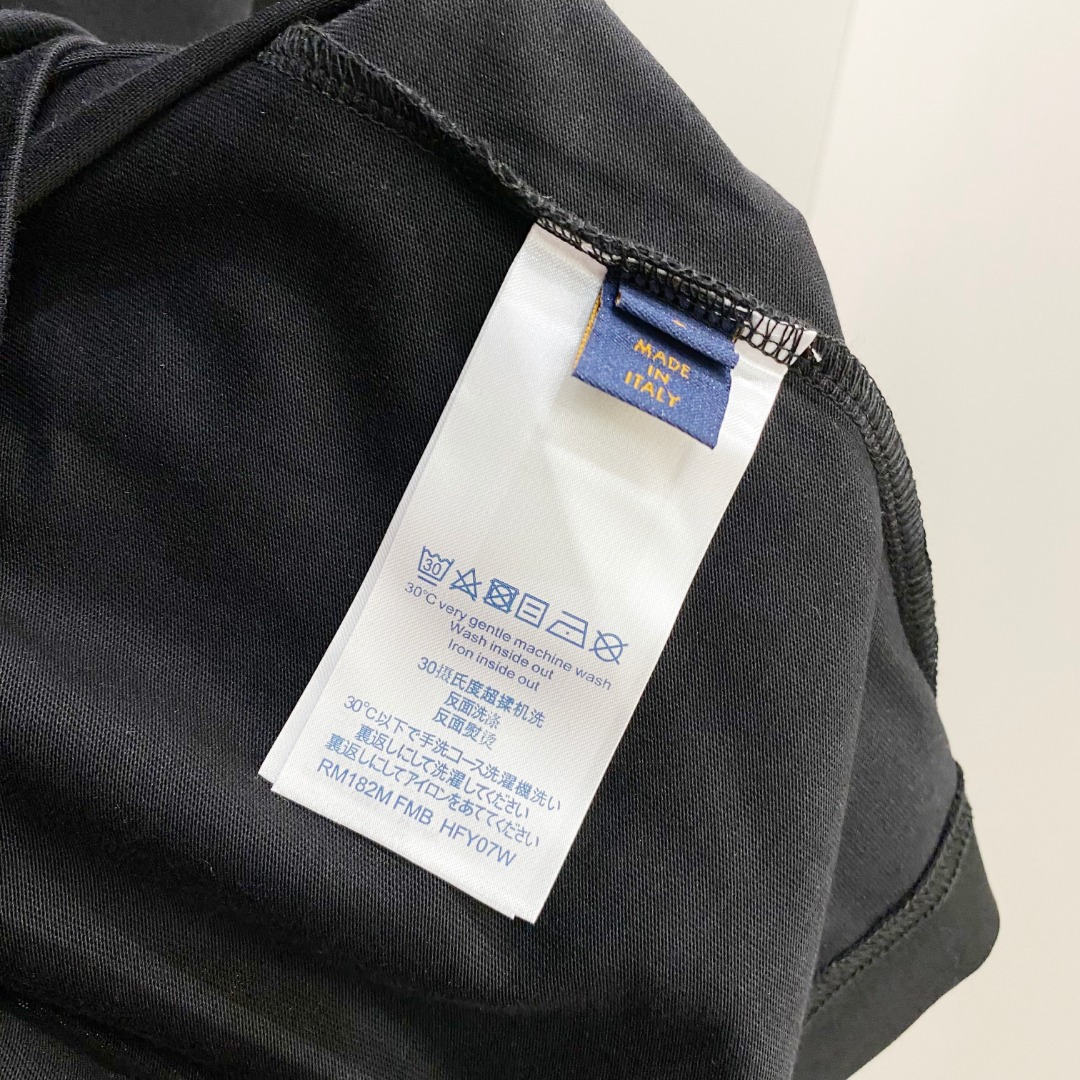  LV 🆕 2025ss春夏新款棉质圆领短袖T恤 胸前后背手绘涂鸦工艺 顶级丝光棉面料定制 标准版型
黑