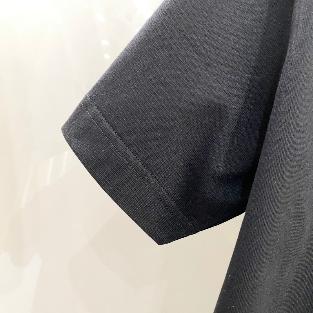  LV 🆕 2025ss春夏新款棉质圆领短袖T恤 胸前后背手绘涂鸦工艺 顶级丝光棉面料定制 标准版型
黑