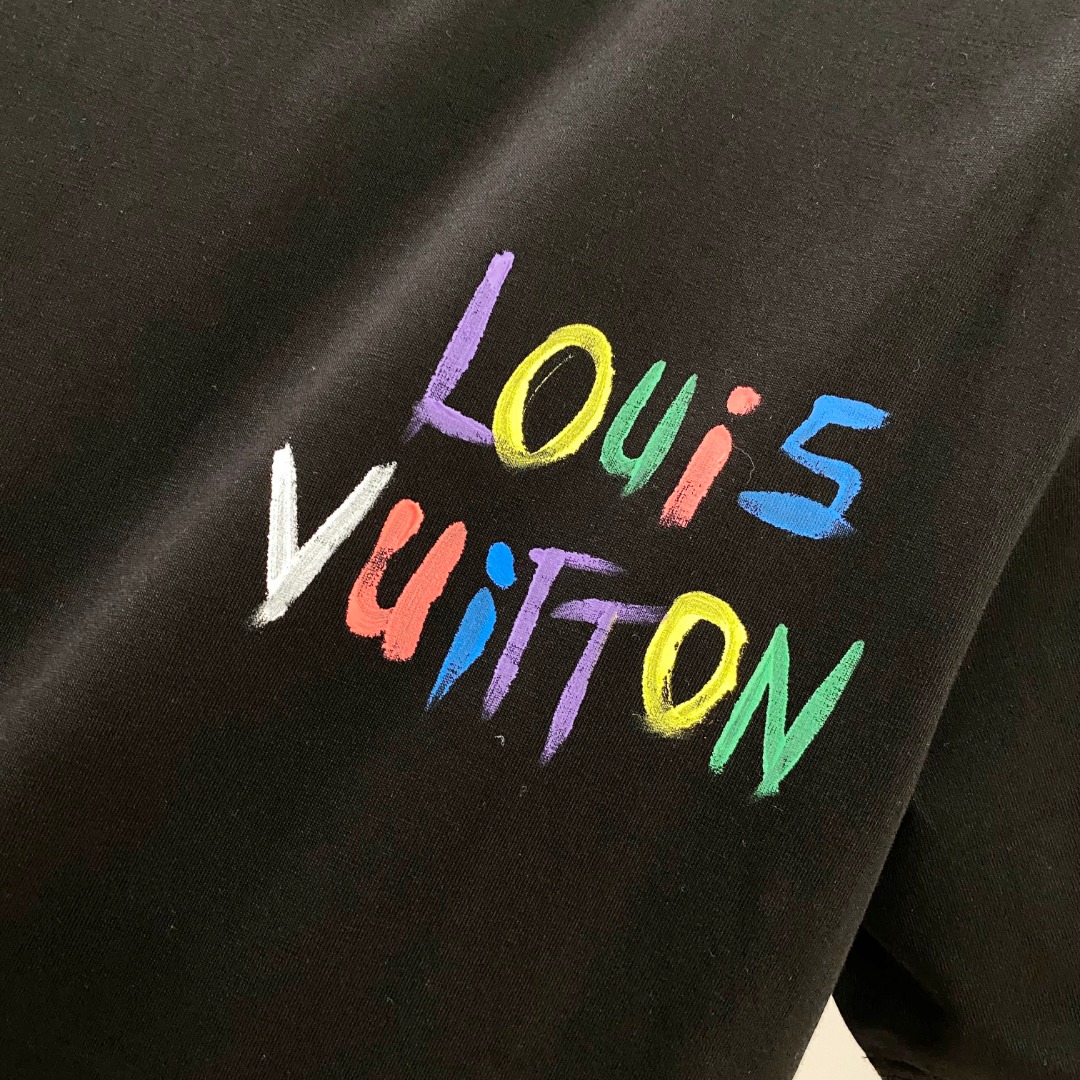  LV 🆕 2025ss春夏新款棉质圆领短袖T恤 胸前后背手绘涂鸦工艺 顶级丝光棉面料定制 标准版型
黑
