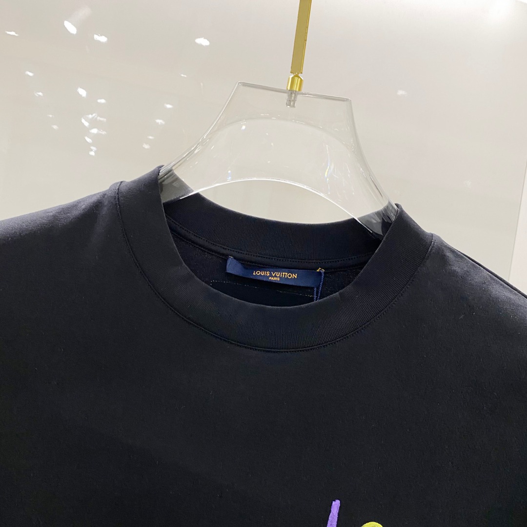  LV 🆕 2025ss春夏新款棉质圆领短袖T恤 胸前后背手绘涂鸦工艺 顶级丝光棉面料定制 标准版型
黑