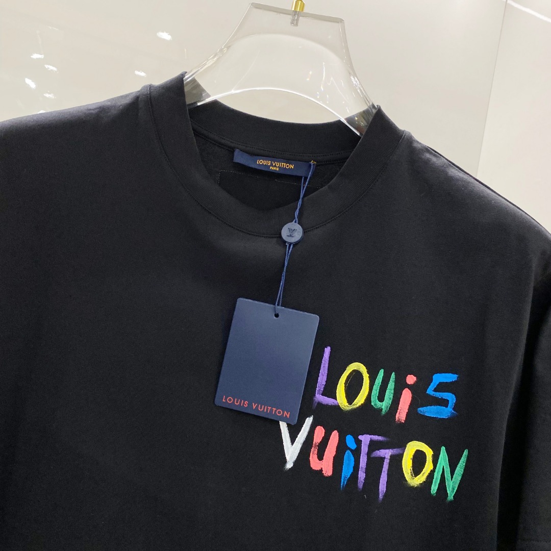  LV 🆕 2025ss春夏新款棉质圆领短袖T恤 胸前后背手绘涂鸦工艺 顶级丝光棉面料定制 标准版型
黑