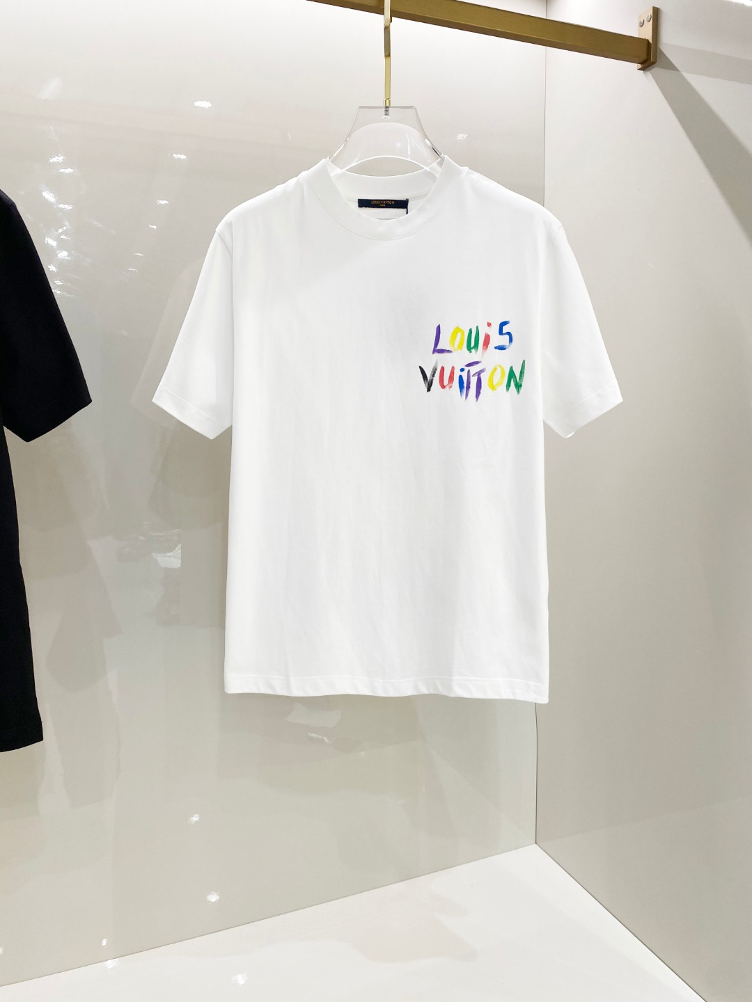 NO:513355,LV 2025ss Spring and Summer New Cotton Round Neck Short Sleeve T-shirt Hand-painted Graffiti craftsmanship on the front and back of the chest Top mercerized cotton fabric customization Standard style Black and white Two colors Men and women Same model S M L XL XXL,,louis vuitton,T-shirt,tees,t-shirt,alexander wang19860909LV 2025ss春夏新款棉质圆领短袖T恤 胸前后背手绘涂鸦工艺 顶级丝光棉面料定制 标准版型 黑 白 两色 男女同款 码数S M L XL XXL,,louis vuitton,T-shirt,tees，t-shirt,alexander wang,Men's clothing