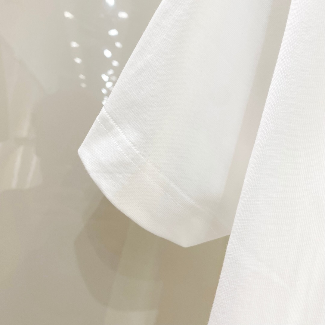  LV 🆕 2025ss春夏新款棉质圆领短袖T恤 胸前后背手绘涂鸦工艺 顶级丝光棉面料定制 标准版型
黑