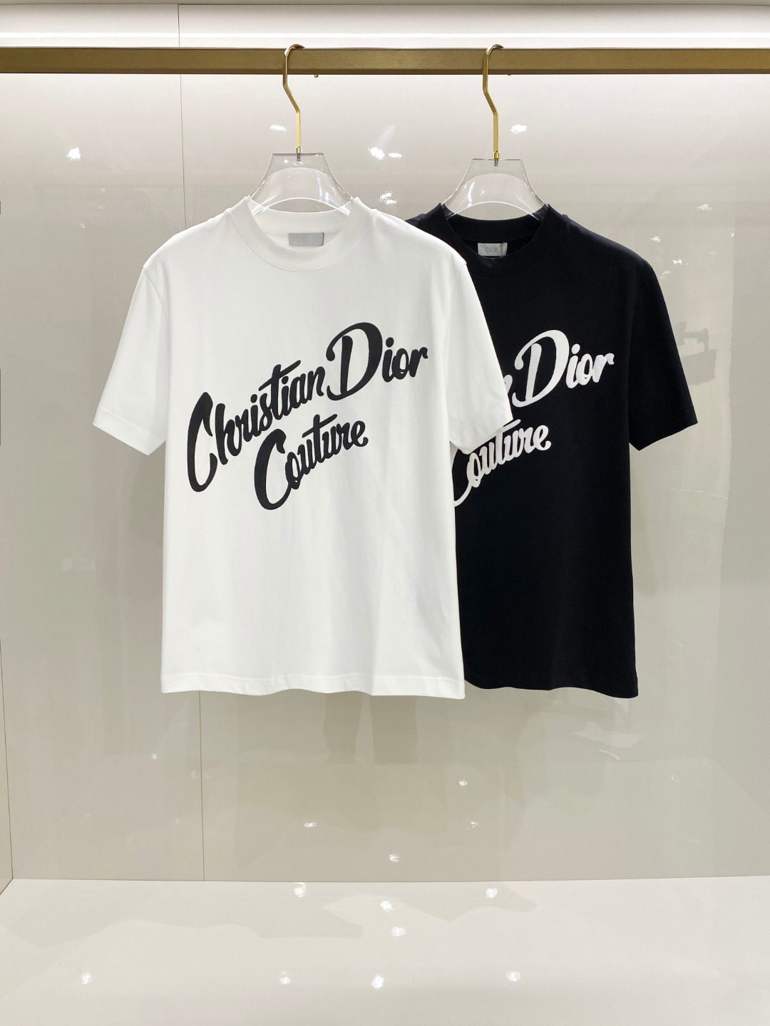 NO:513359,Dior 2025 Early Spring Latest Short-sleeved T-shirt, original logo Customized fabric, soft feel, comfortable to wear, fine workmanship. The upper body effect is invincible and handsome, size S-2xl,,dior,T-shirt,tees,t-shirt,alexander wang19860909迪奥 2025早春 最新款短袖T恤,原标 定制面料,手感柔软,穿着舒适,做工精细.上身效果无敌帅气, 码数 S-2xl,,dior,T-shirt,tees，t-shirt,alexander wang,Men's clothing