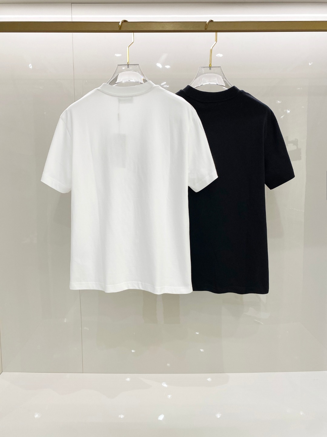  迪奥 2025早春 最新款短袖T恤，原标 定制面料，手感柔软，穿着舒适，做工精细.上身效果无敌帅气， 