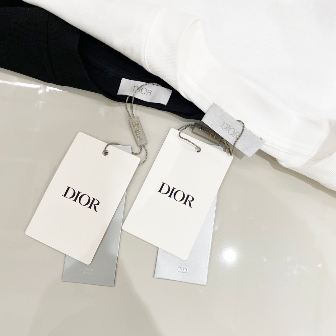  迪奥 2025早春 最新款短袖T恤，原标 定制面料，手感柔软，穿着舒适，做工精细.上身效果无敌帅气， 