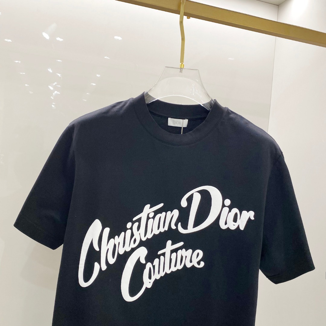  迪奥 2025早春 最新款短袖T恤，原标 定制面料，手感柔软，穿着舒适，做工精细.上身效果无敌帅气， 
