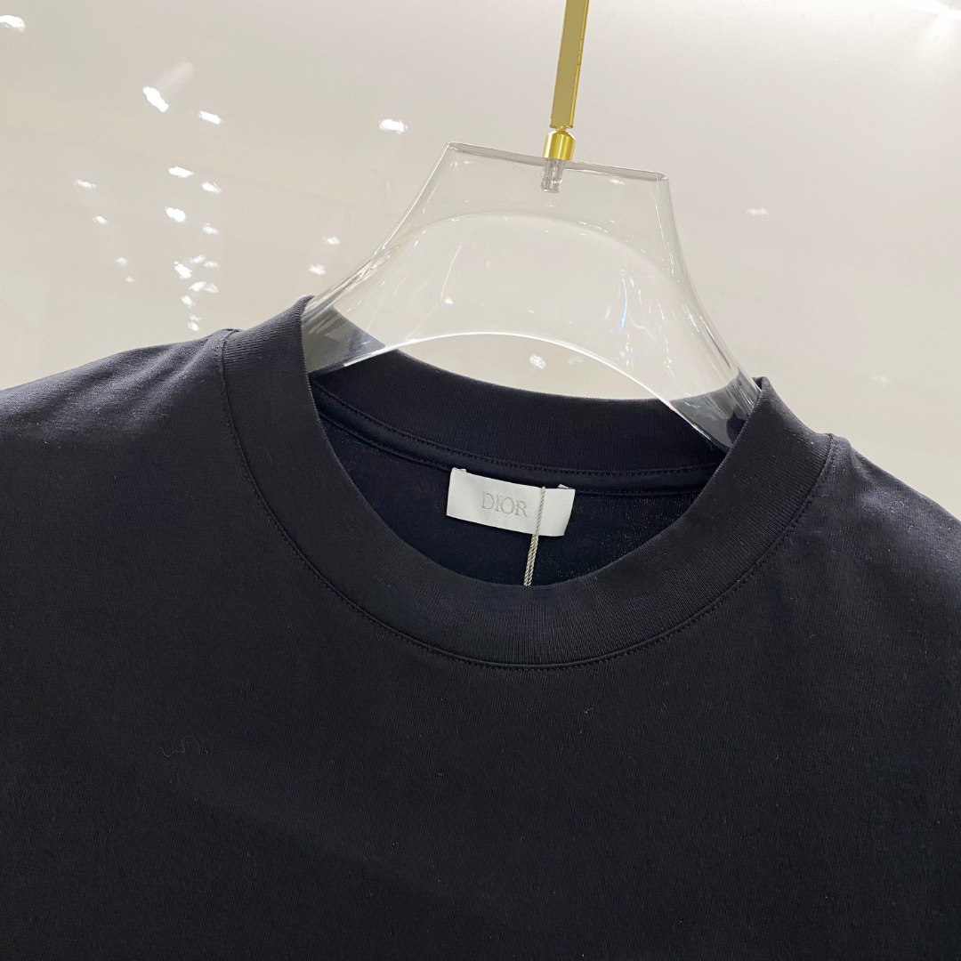  迪奥 2025早春 最新款短袖T恤，原标 定制面料，手感柔软，穿着舒适，做工精细.上身效果无敌帅气， 