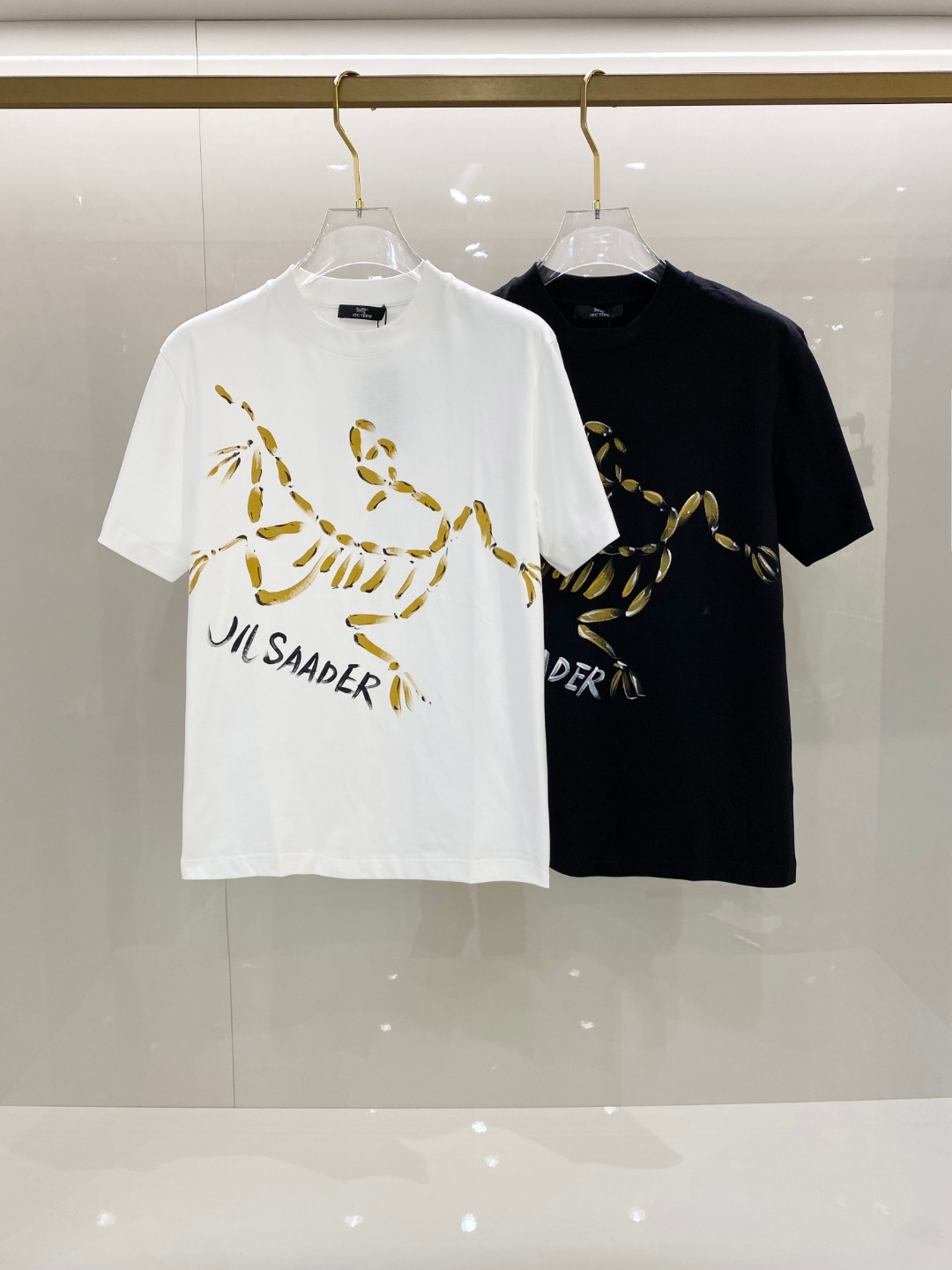  始祖鸟 2025ss春夏新款棉质圆领短袖T恤 胸前手绘涂鸦工艺 顶级丝光棉面料定制 标准版型
黑 白 