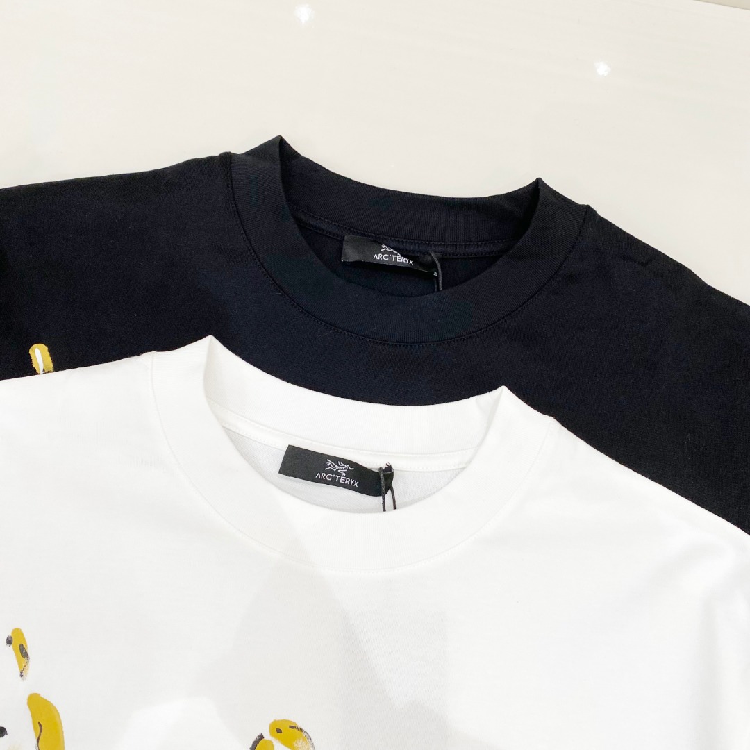  始祖鸟 2025ss春夏新款棉质圆领短袖T恤 胸前手绘涂鸦工艺 顶级丝光棉面料定制 标准版型
黑 白 