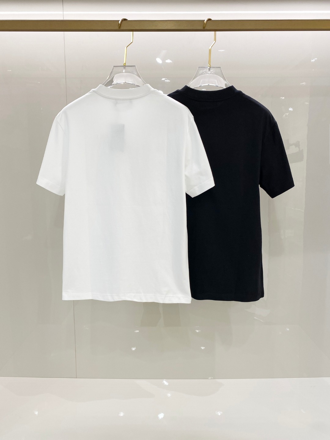  始祖鸟 2025ss春夏新款棉质圆领短袖T恤 胸前手绘涂鸦工艺 顶级丝光棉面料定制 标准版型
黑 白 