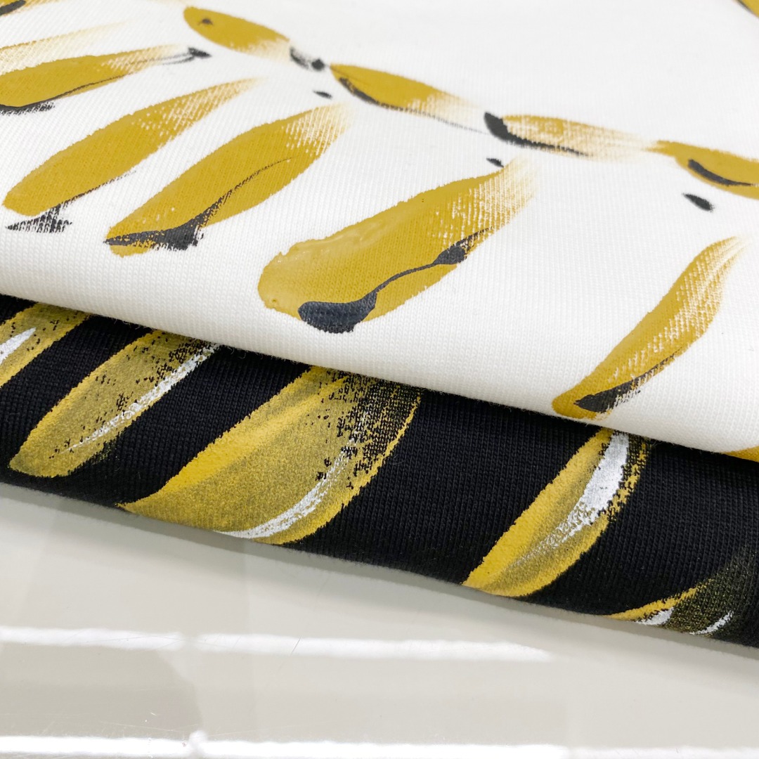  始祖鸟 2025ss春夏新款棉质圆领短袖T恤 胸前手绘涂鸦工艺 顶级丝光棉面料定制 标准版型
黑 白 