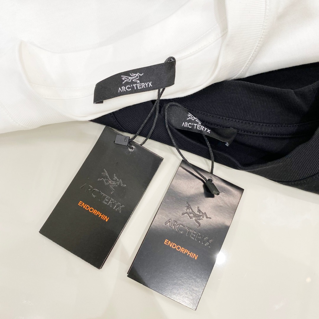  始祖鸟 2025ss春夏新款棉质圆领短袖T恤 胸前手绘涂鸦工艺 顶级丝光棉面料定制 标准版型
黑 白 